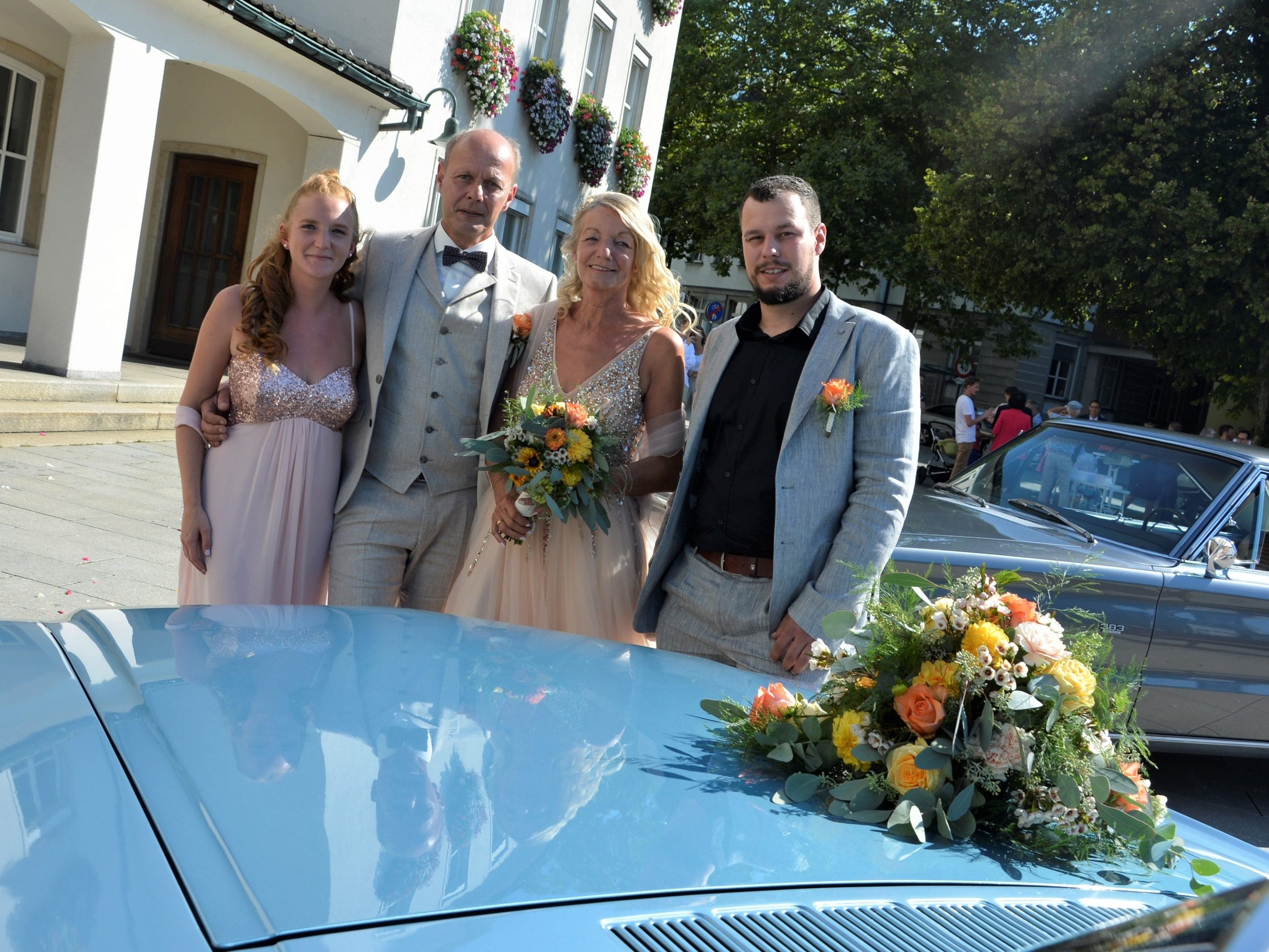Das Brautpaar mit den Trauzeugen bei der standesamtlichen Hochzeit in Dornbirn.