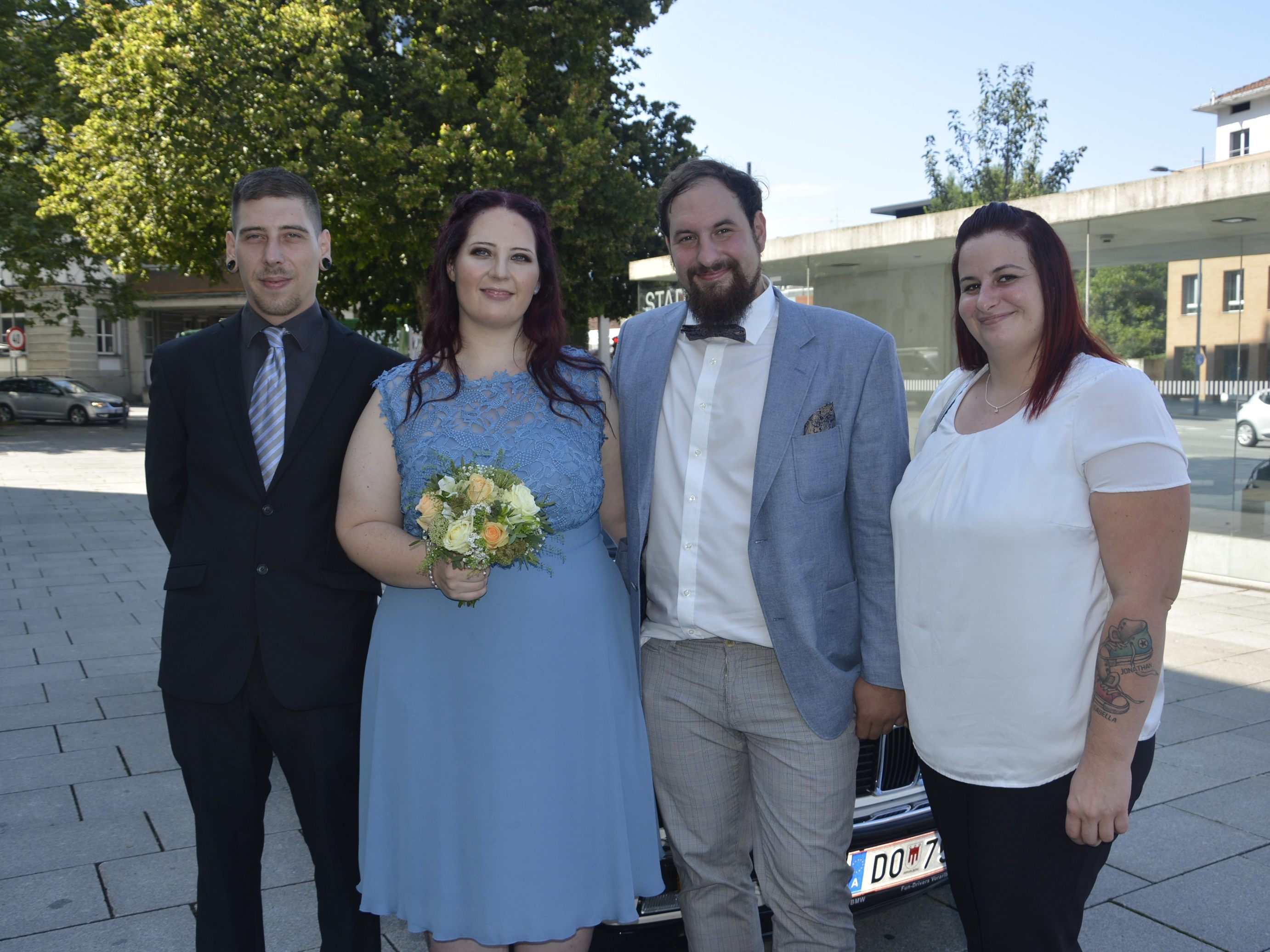 Das Brautpaar mit den Trauzeugen bei der standesamtlichen Hochzeit in Dornbirn. Das Brautpaar mit den Trauzeugen bei der standesamtlichen Hochzeit in Dornbirn.