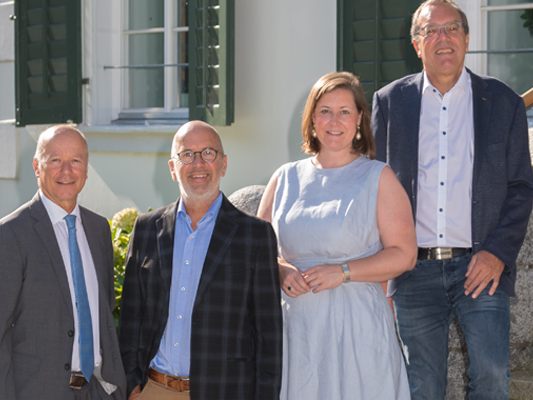 v.l.n.r.: Christian Ertl, Vorstandsvorsitzender Sparkasse Bludenz, Thomas Bitsche, Obmann Verein Villa Falkenhorst, Verena Burtscher, Geschäftsführerin Villa Falkenhorst, Arno Sprenger, Sparkasse Bludenz