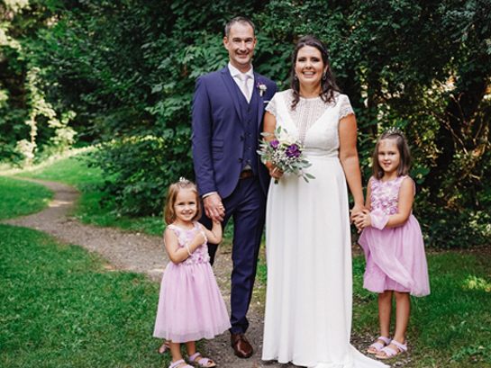 Das frisch vermählte Hochzeitspaar Jeannine und René mit den Kindern Emilia und Elea Das frisch vermählte Hochzeitspaar Jeannine und René mit den Kindern Emilia und Elea