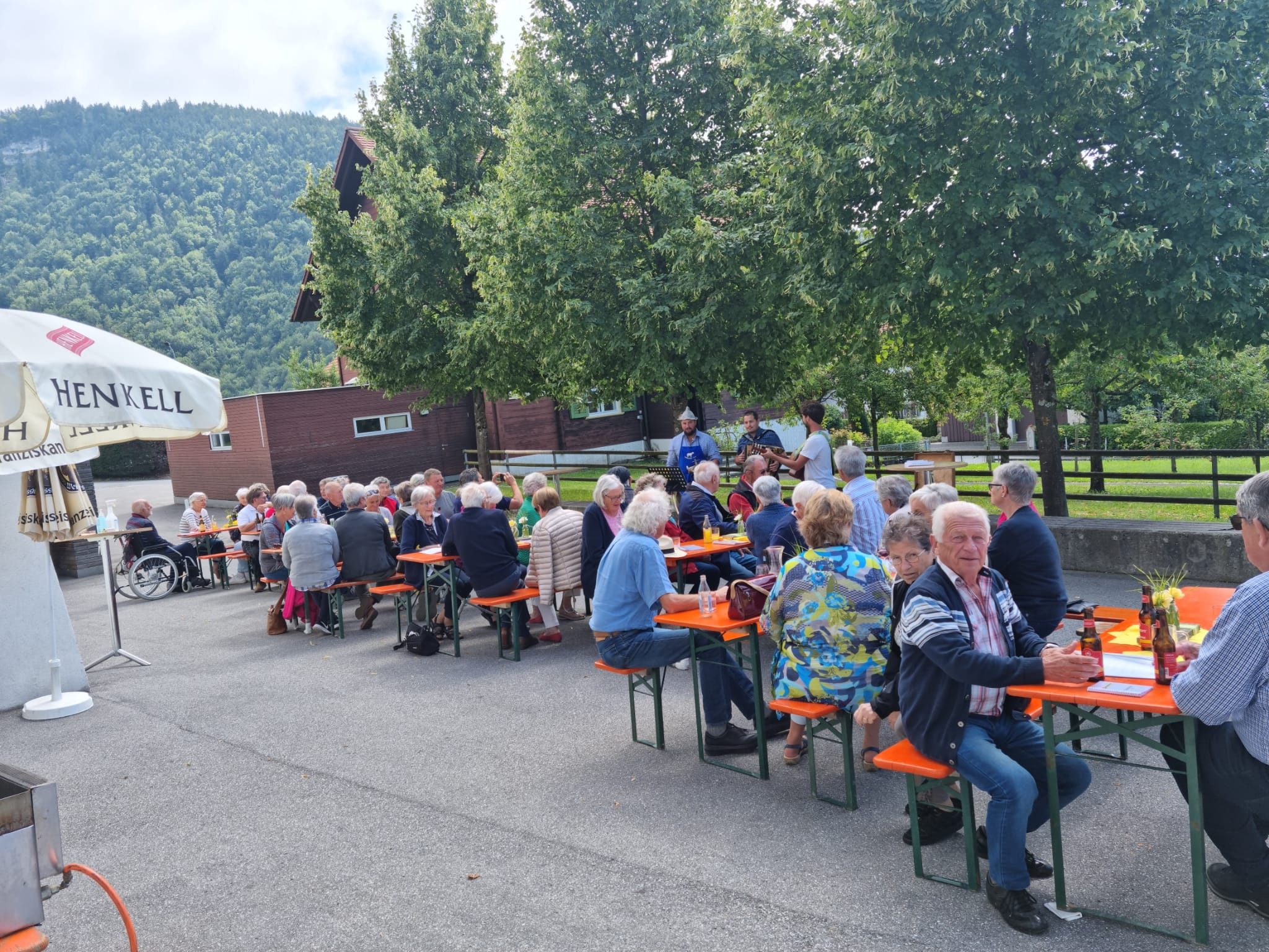 Die Fraxner Senioren genossen das wunderbare Grillfest.