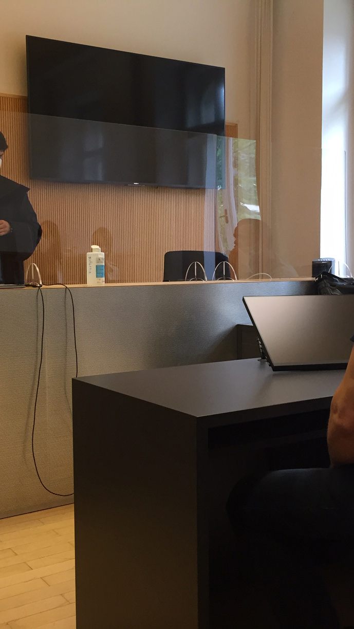 Er wurde zu einer Haftstrafe von drei Monaten auf Bewährung sowie zu einer unbedingten Geldstrafe von 2.880 Euro verurteilt.