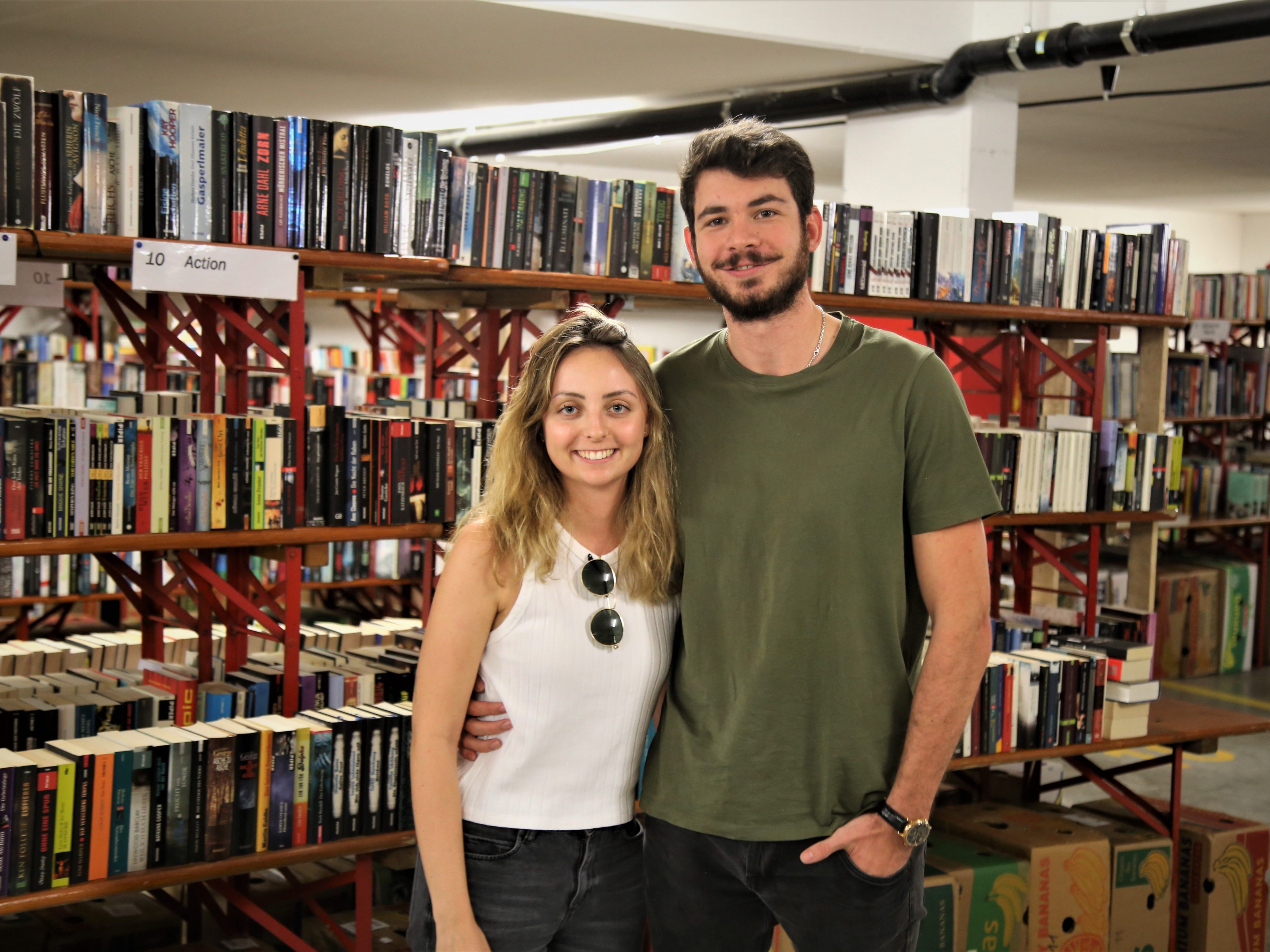 Cheyenne und Leon waren gemütlich am Schmöckern. Cheyenne und Leon waren gemütlich am Schmöckern.