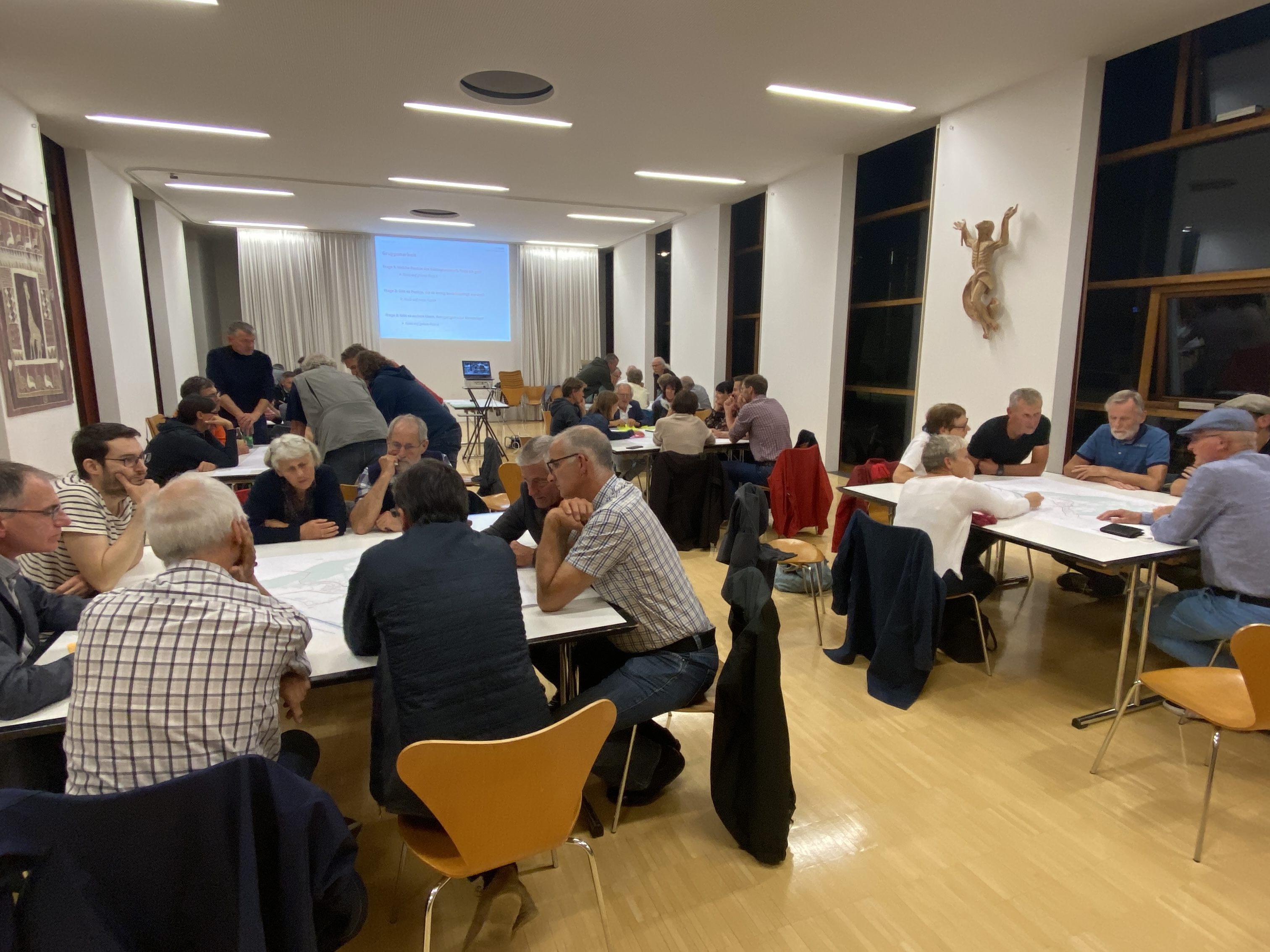 Der Workshop zum Straßen- und Wegekonzept war gut besucht, es wurde angeregt diskutiert. (Foto: mon) Der Workshop zum Straßen- und Wegekonzept war gut besucht, es wurde angeregt diskutiert. (Foto: mon)