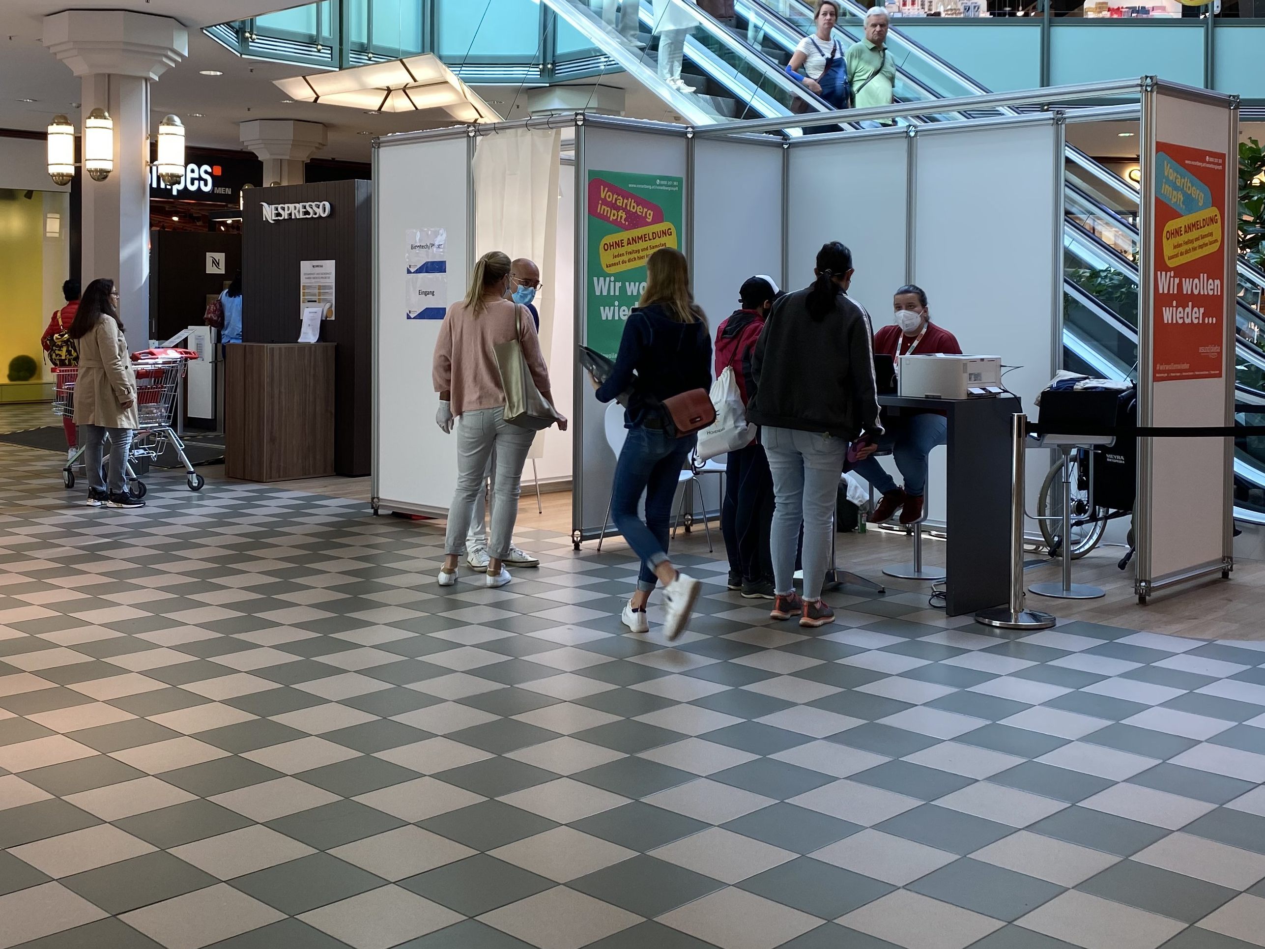 364 Personen ließen sich impfen an drei Standorten in Vorarlberger Einkaufszentren impfen. 364 Personen ließen sich impfen an drei Standorten in Vorarlberger Einkaufszentren impfen.