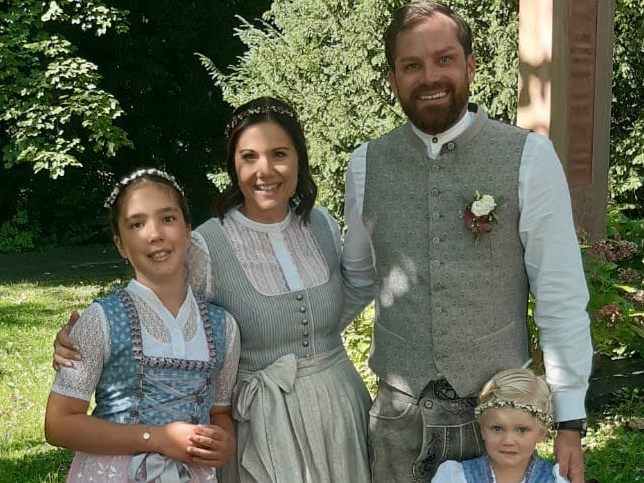 Das glückliche Paar mit den Kindern.
