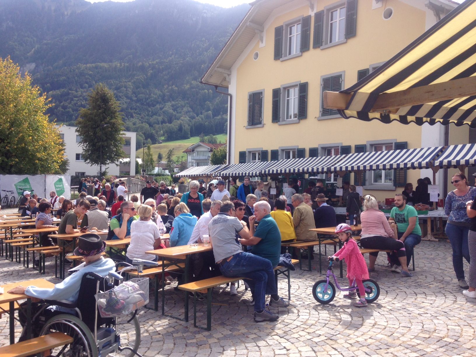 Der Alpabtrieb mit gleichzeitigem Käsemarkt ist in Nenzing alljährlich ein Volksfest.