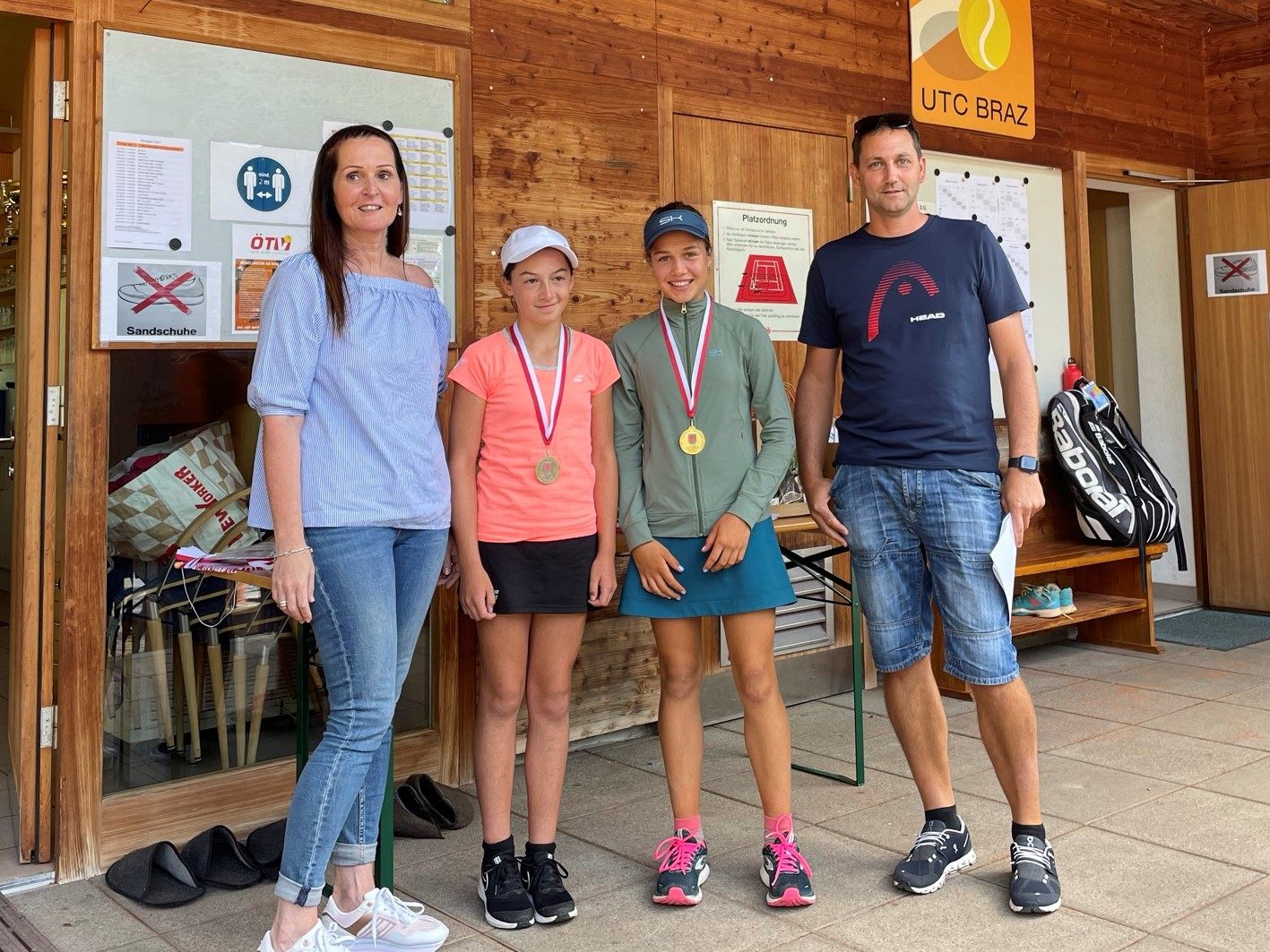 Vizepräs. Birgit Schobel, Amelie Moser + Lara Linder mit Turnierleiter Thomas Siegele