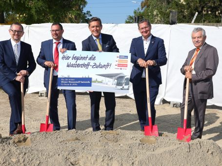 Martin Krajcsir, Helmut Meixner, Peter Hanke (SPÖ), Georg Papai (SPÖ), und Günter Steinbauer eröffneten mit einem Spatenstich die Bauarbeiten für die Wasserstoff-Tankstelle.