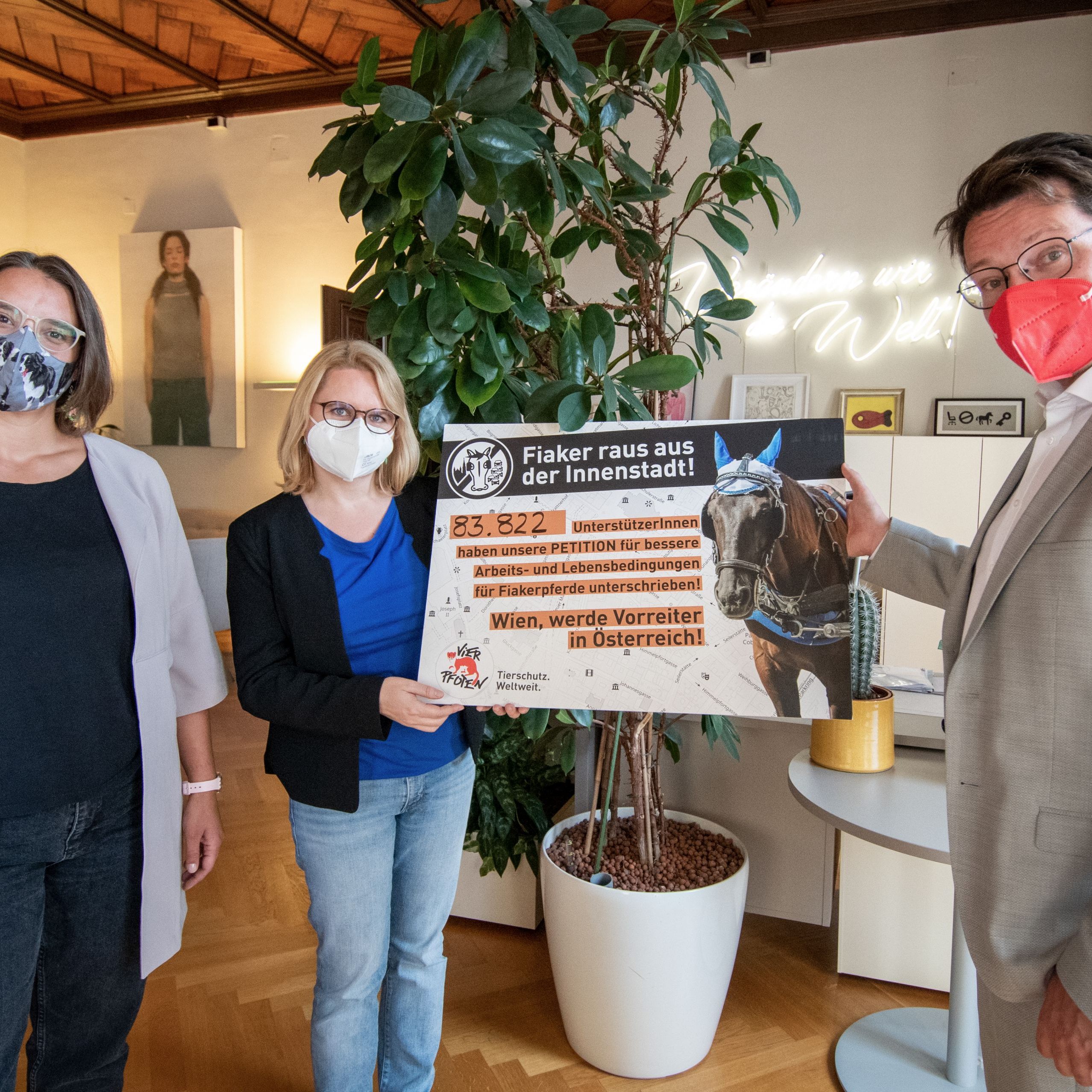 v.l.: VIER PFOTEN Direktorin Eva Rosenberg, Kampagnenleiterin Veronika Weissenböck, Stadtrat Jürgen Czernohorszky bei der Übergabe der über 80.000 Unterschriften für bessere Bedingungen für Fiakerpferde