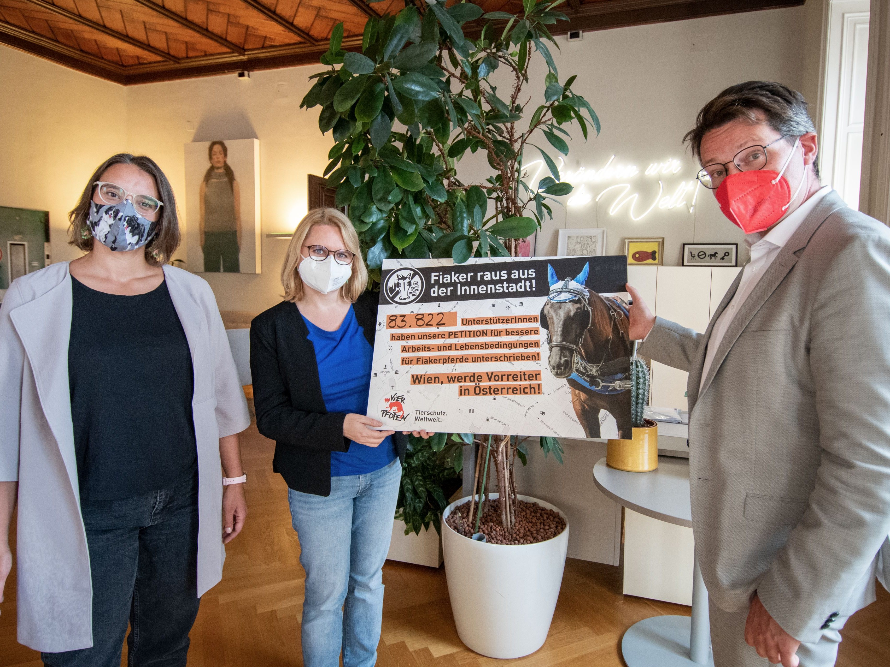 v.l.: VIER PFOTEN Direktorin Eva Rosenberg, Kampagnenleiterin Veronika Weissenböck, Stadtrat Jürgen Czernohorszky bei der Übergabe der über 80.000 Unterschriften für bessere Bedingungen für Fiakerpferde v.l.: VIER PFOTEN Direktorin Eva Rosenberg, Kampagnenleiterin Veronika Weissenböck, Stadtrat Jürgen Czernohorszky bei der Übergabe der über 80.000 Unterschriften für bessere Bedingungen für Fiakerpferde