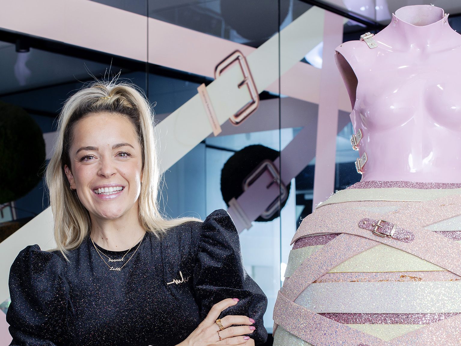 Im Rahmen der Vienna Design Week ist eine Instalation der Designerin Marina Hoermanseder in der Rado Boutique in Wien zu sehen. Im Rahmen der Vienna Design Week ist eine Instalation der Designerin Marina Hoermanseder in der Rado Boutique in Wien zu sehen.