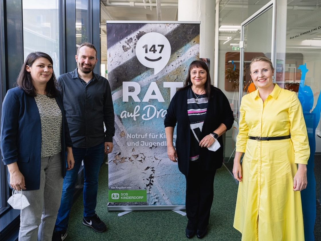Susanne Raab neben der Leiterin von Rat auf Draht Notruf, Birgit Satke sowie Corinna Harles und Max Lalouschek von Rat auf Draht (von rechts nach links). Susanne Raab neben der Leiterin von Rat auf Draht Notruf, Birgit Satke sowie Corinna Harles und Max Lalouschek von Rat auf Draht (von rechts nach links).