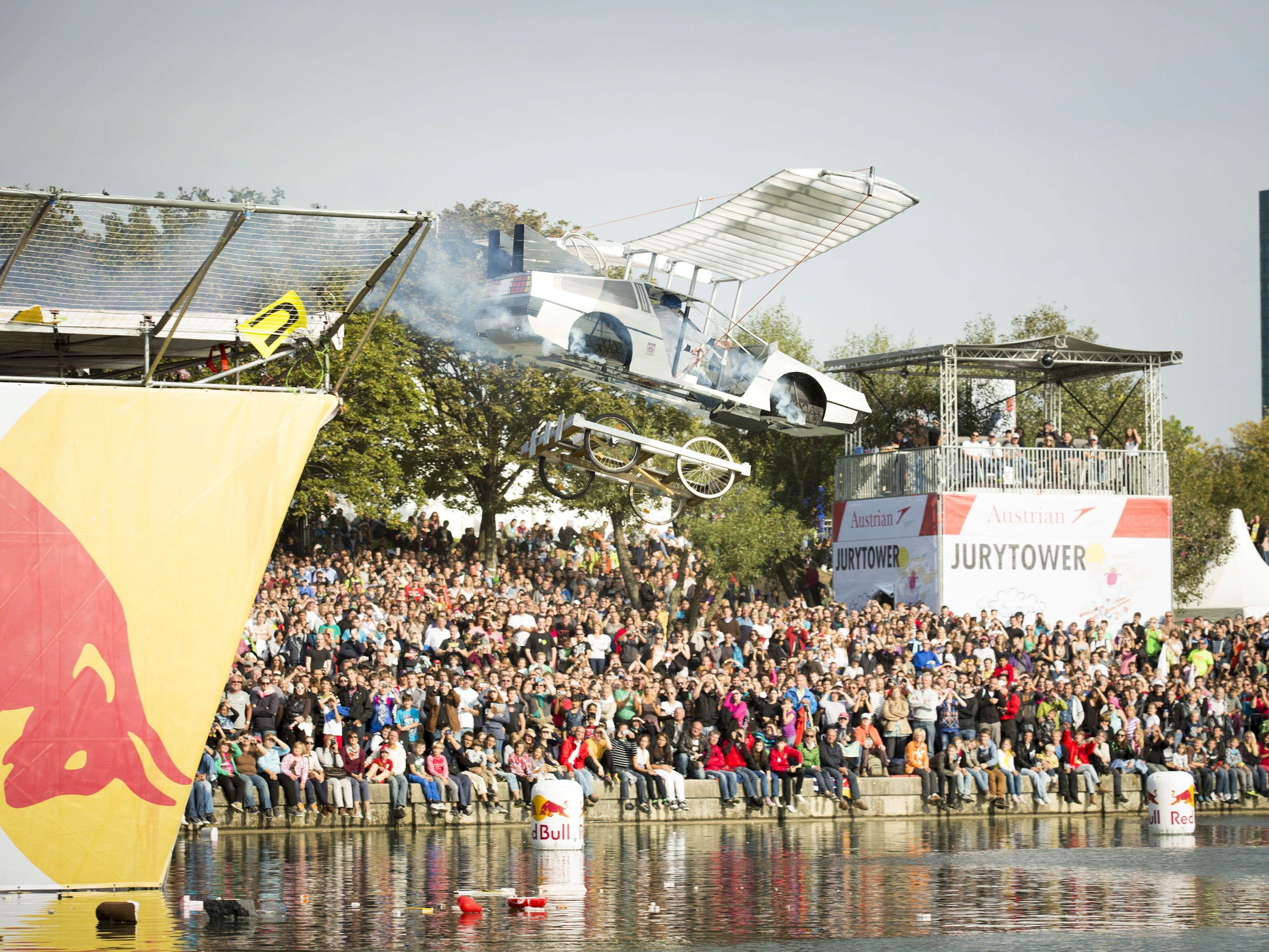 Beim Red Bull Flugtag 2021 treten 40 Teams mit ihren selbstgemachten Fahrzeugen in der Wiener Brigittenauer Bucht gegeneinander an. Beim Red Bull Flugtag 2021 treten 40 Teams mit ihren selbstgemachten Fahrzeugen in der Wiener Brigittenauer Bucht gegeneinander an.