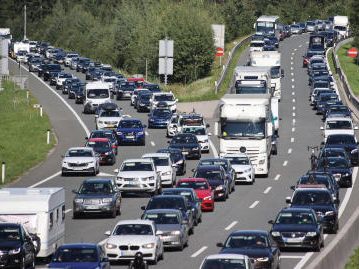 Durch die Coronapandemie reisten Urlauber lieber mit dem Auto. Das zeigte sich in vielen Staus auf den Straßen. Durch die Coronapandemie reisten Urlauber lieber mit dem Auto. Das zeigte sich in vielen Staus auf den Straßen.