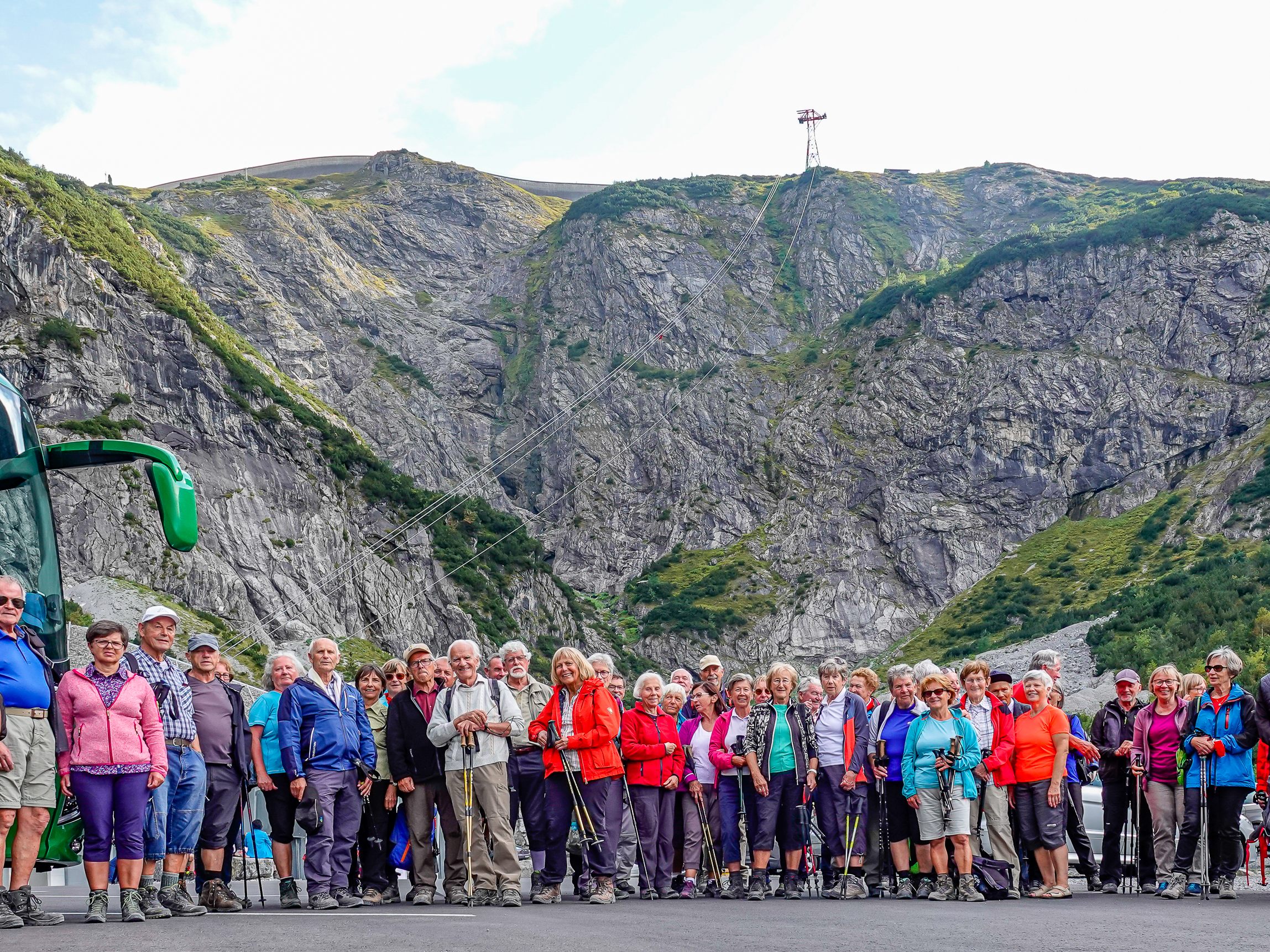 Wandergruppe bei der Talstation „Lünerseebahn“
