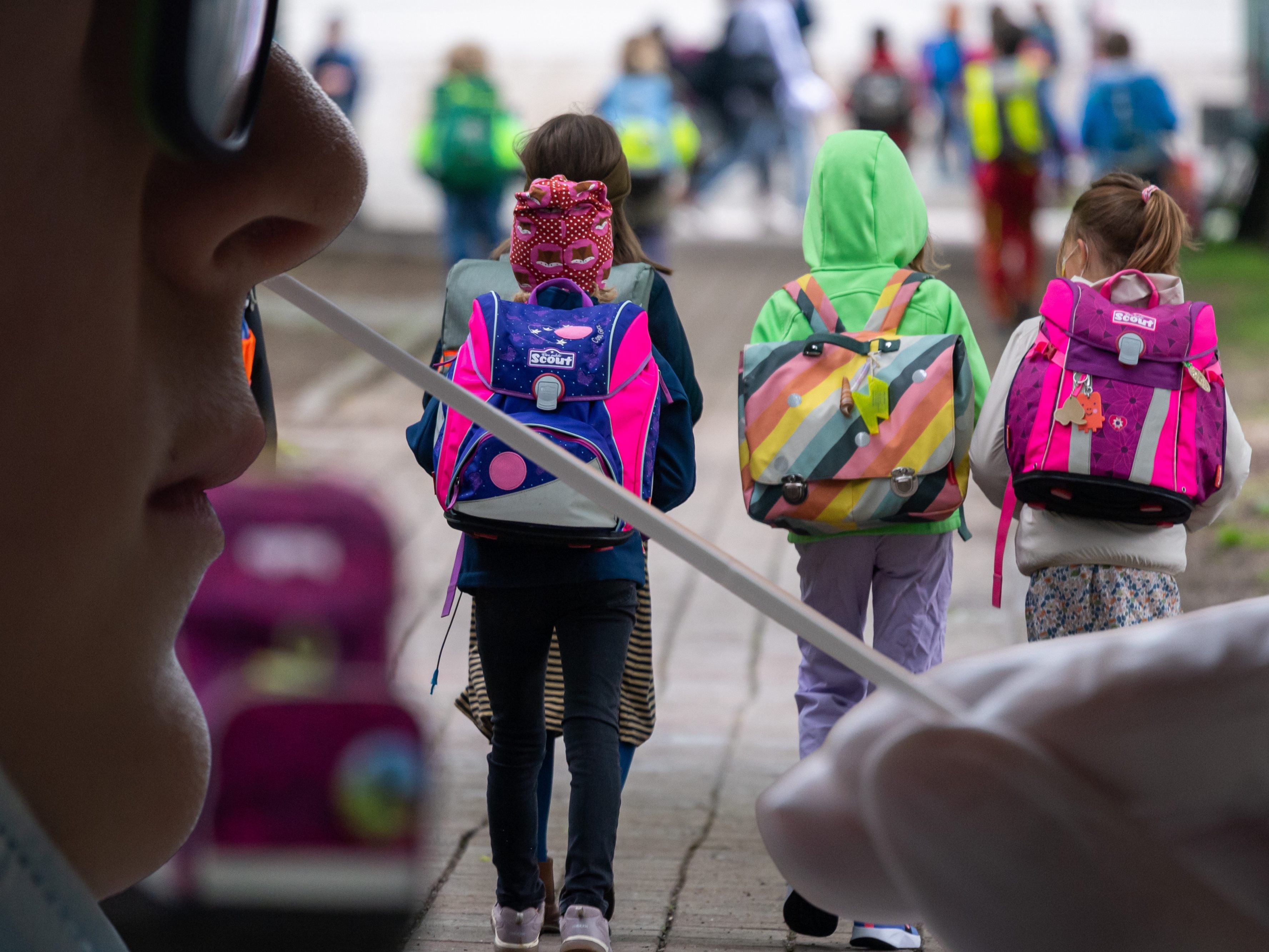 Zumindest in den ersten drei Schulwochen sind Tests und Masken Pflicht. Zumindest in den ersten drei Schulwochen sind Tests und Masken Pflicht.