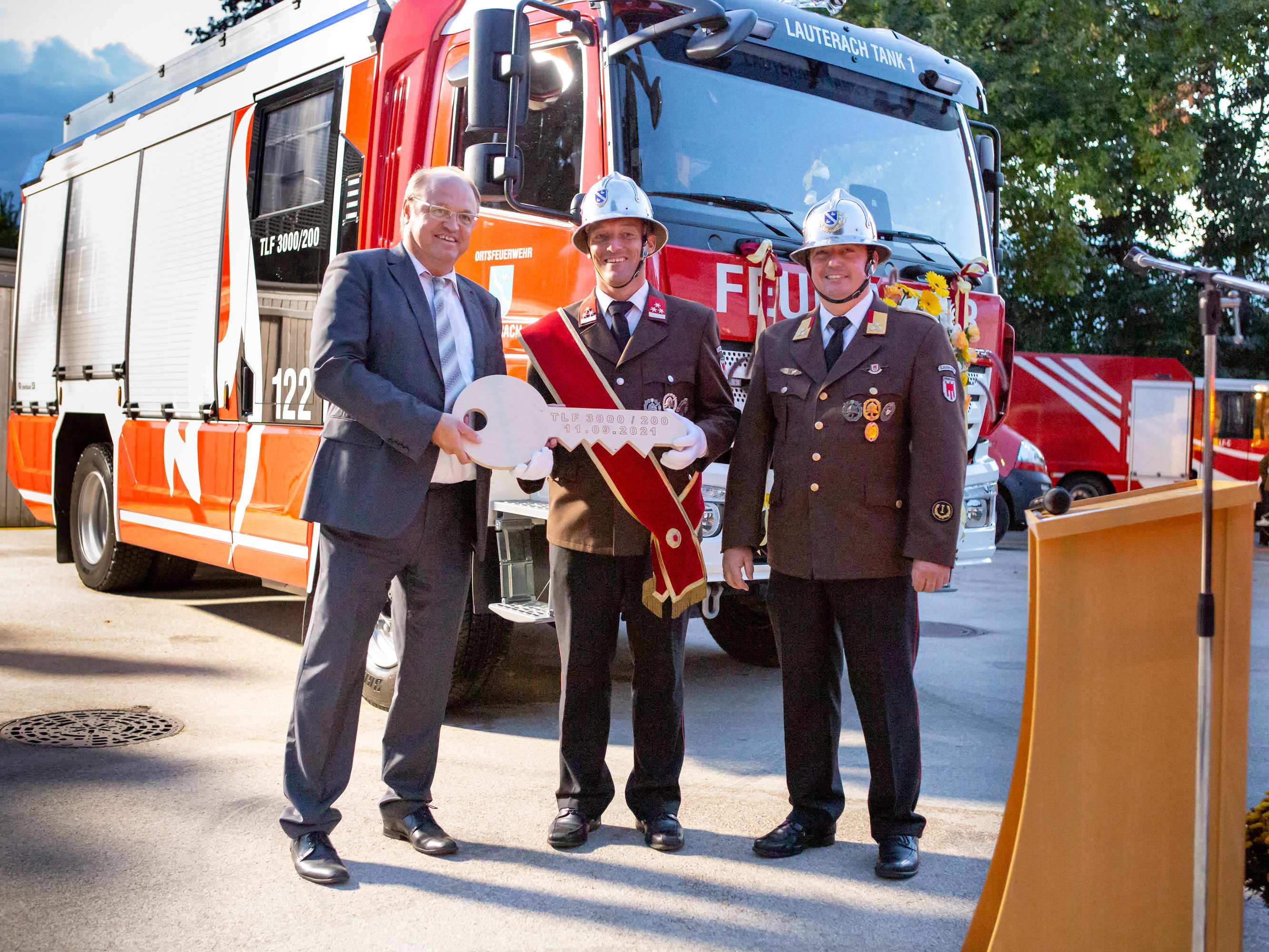Schlüsselübergabe durch Bürgermeister Elmar Rhomberg an die Feuerwehr Lauterach Schlüsselübergabe durch Bürgermeister Elmar Rhomberg an die Feuerwehr Lauterach