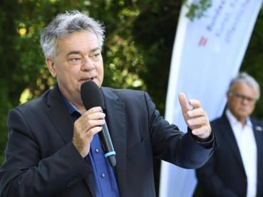 "Wir können nicht warten, bis die Pandemie endgültig vorbei ist", bewirbt Sportminister Werner Kogler (Grüne) am Montag den "Sportbonus" für Mitglieder von Sportvereinen. "Wir können nicht warten, bis die Pandemie endgültig vorbei ist", bewirbt Sportminister Werner Kogler (Grüne) am Montag den "Sportbonus" für Mitglieder von Sportvereinen.