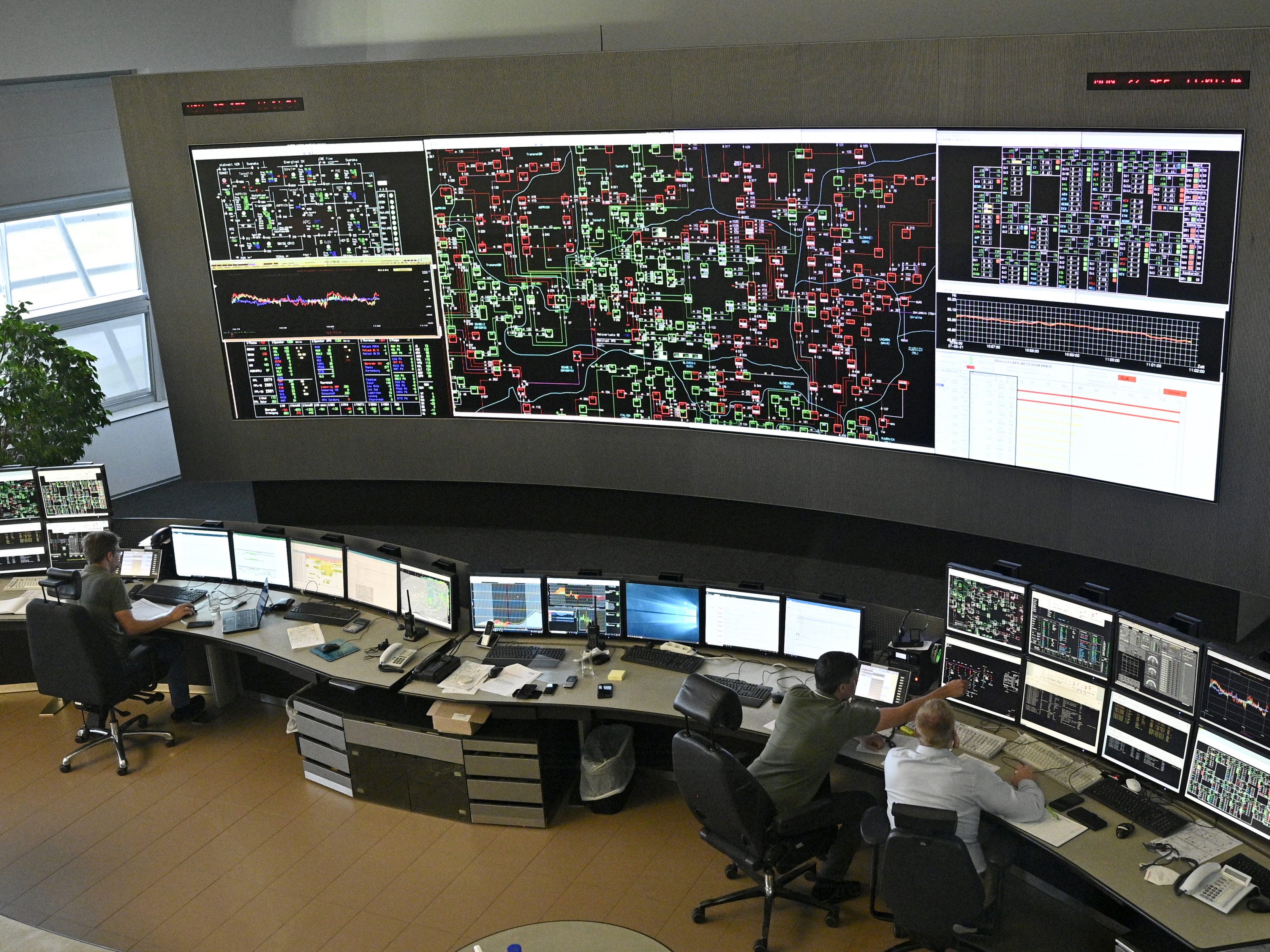 Die APG ist dafür da, dass es in Österreich keinen längeren Blackout gibt. Durch die erneuerbaren Energien wie Wind- und Sonnenenergie wird dies zunehmend zur Herausforderung. Die APG ist dafür da, dass es in Österreich keinen längeren Blackout gibt. Durch die erneuerbaren Energien wie Wind- und Sonnenenergie wird dies zunehmend zur Herausforderung.