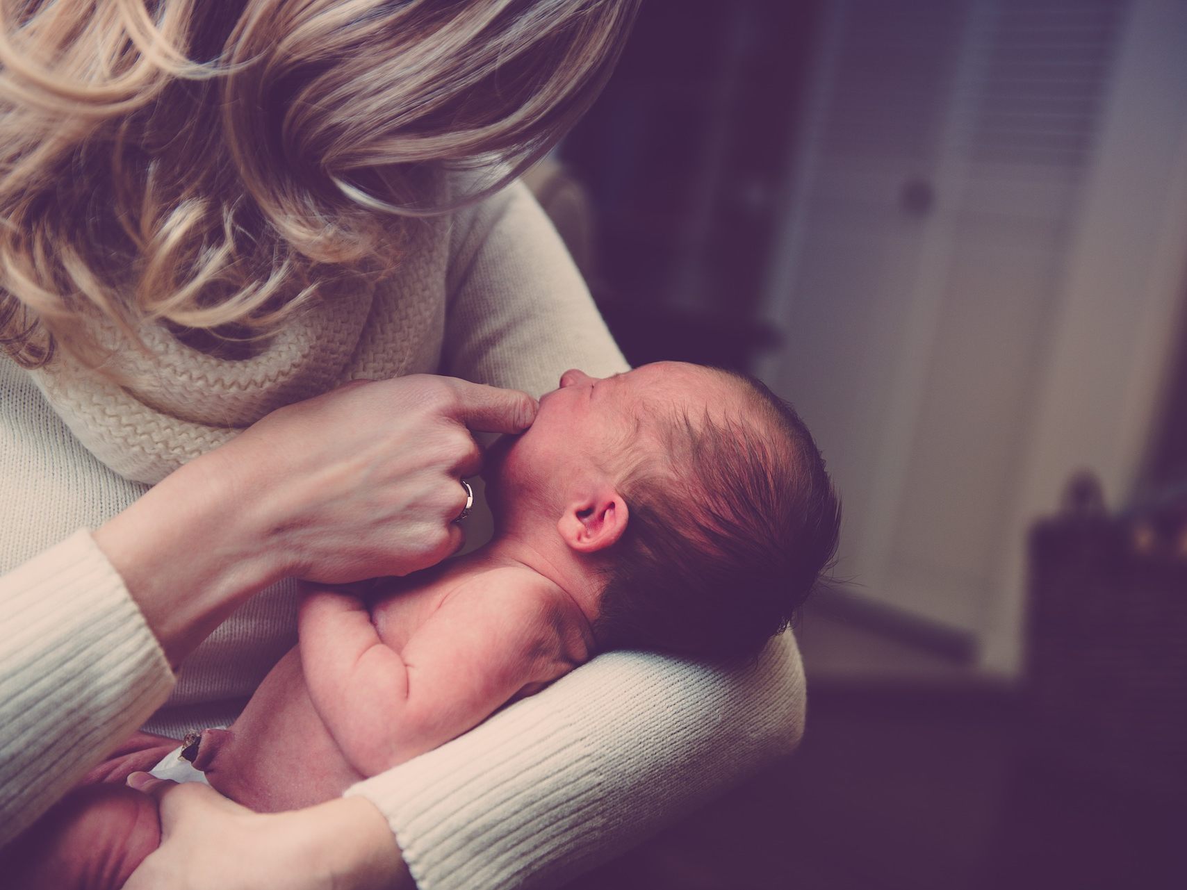 Wie aktuelle Forschungen ergeben haben, bringen Berührungen Mutter und Baby in Gleichklang