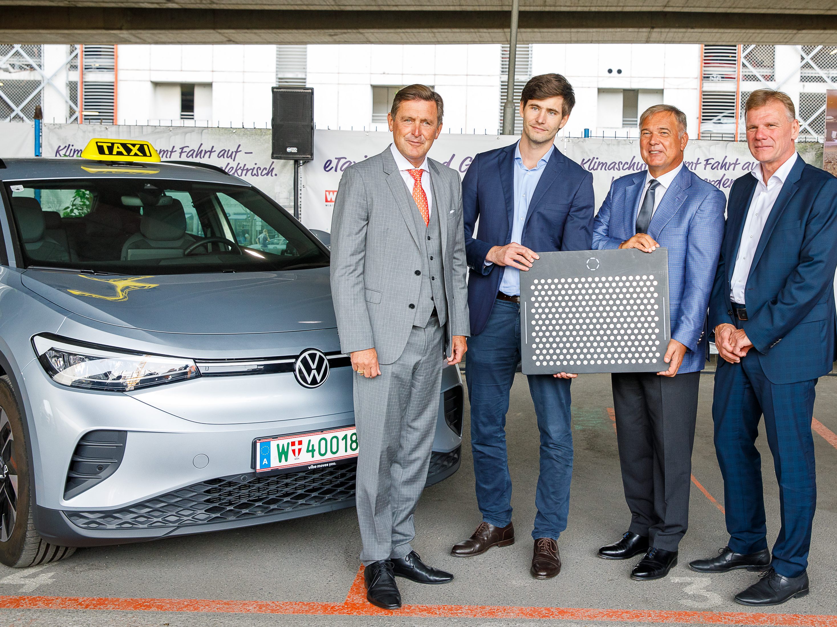Die E-Taxis werden über ein Pad am Boden kabellos geladen. Die E-Taxis werden über ein Pad am Boden kabellos geladen.