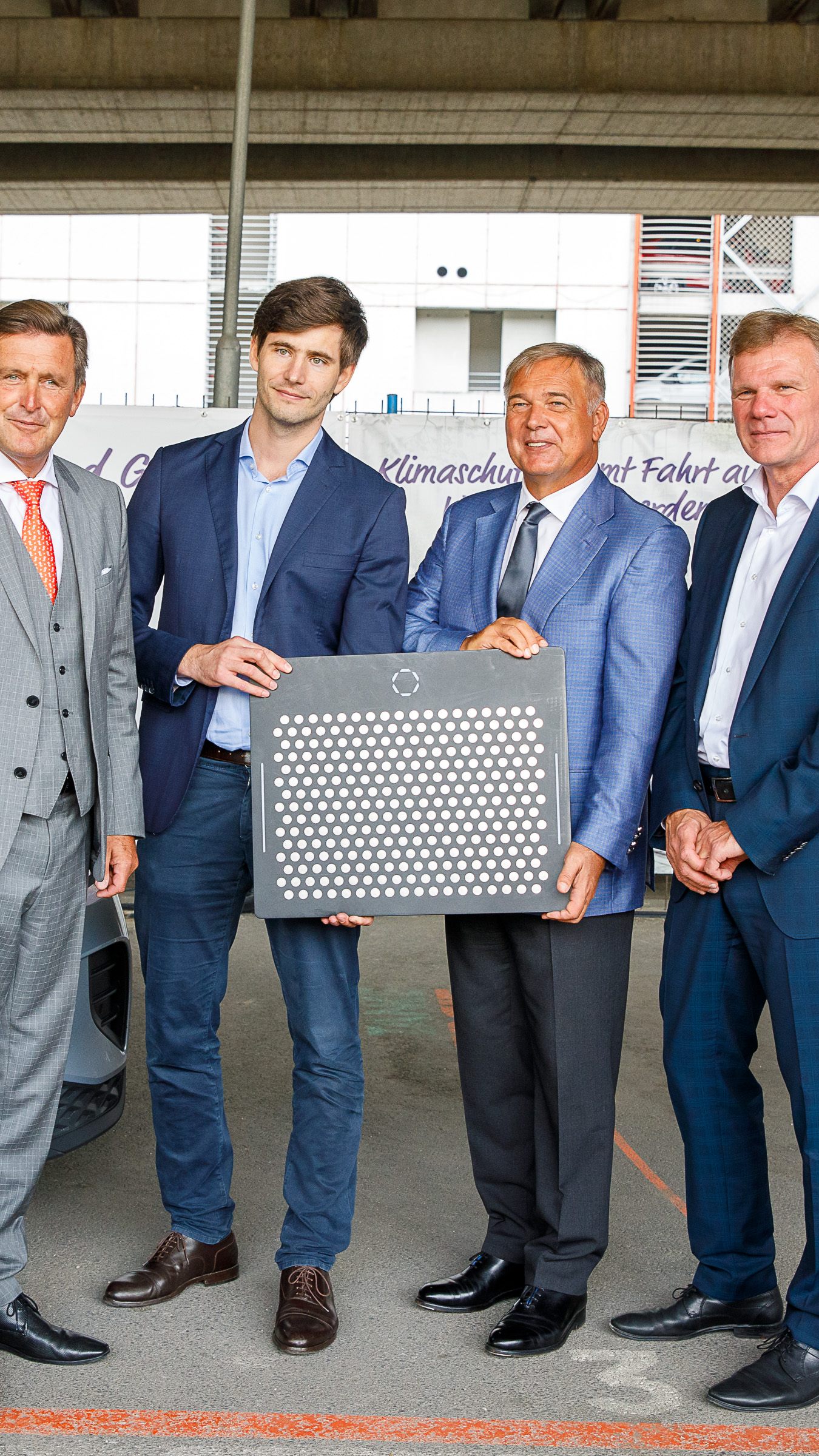 Die E-Taxis werden über ein Pad am Boden kabellos geladen.