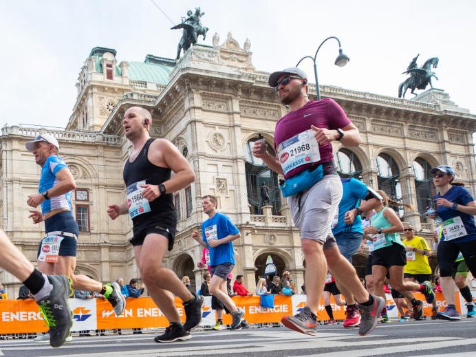 Der Vienna City Marathon feiert sein Comeback heuer mit einem neuen Sicherheitskonzept und erstmals mit Unterstützung durch die Fahrrad-Polizei. Der Vienna City Marathon feiert sein Comeback heuer mit einem neuen Sicherheitskonzept und erstmals mit Unterstützung durch die Fahrrad-Polizei.