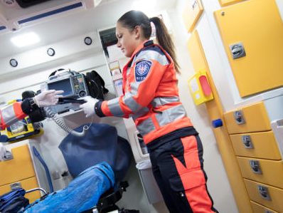 Die Wiener Berufsrettung musste am Donnerstag nach einem Unfall in Wien-Josefstadt vier Verletzte versorgen. Darunter waren zwei Kleinkinder im Alter von drei und fünf Jahren. Die Wiener Berufsrettung musste am Donnerstag nach einem Unfall in Wien-Josefstadt vier Verletzte versorgen. Darunter waren zwei Kleinkinder im Alter von drei und fünf Jahren.