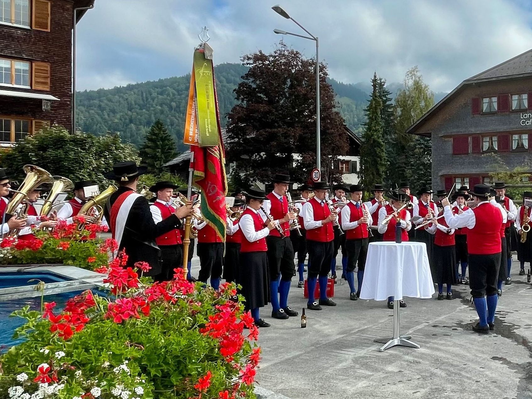 Die Hittisauer Musikantinnen und Musikanten überbrachten ihre musikalischen Grüße im ganzen Ort. Die Hittisauer Musikantinnen und Musikanten überbrachten ihre musikalischen Grüße im ganzen Ort.