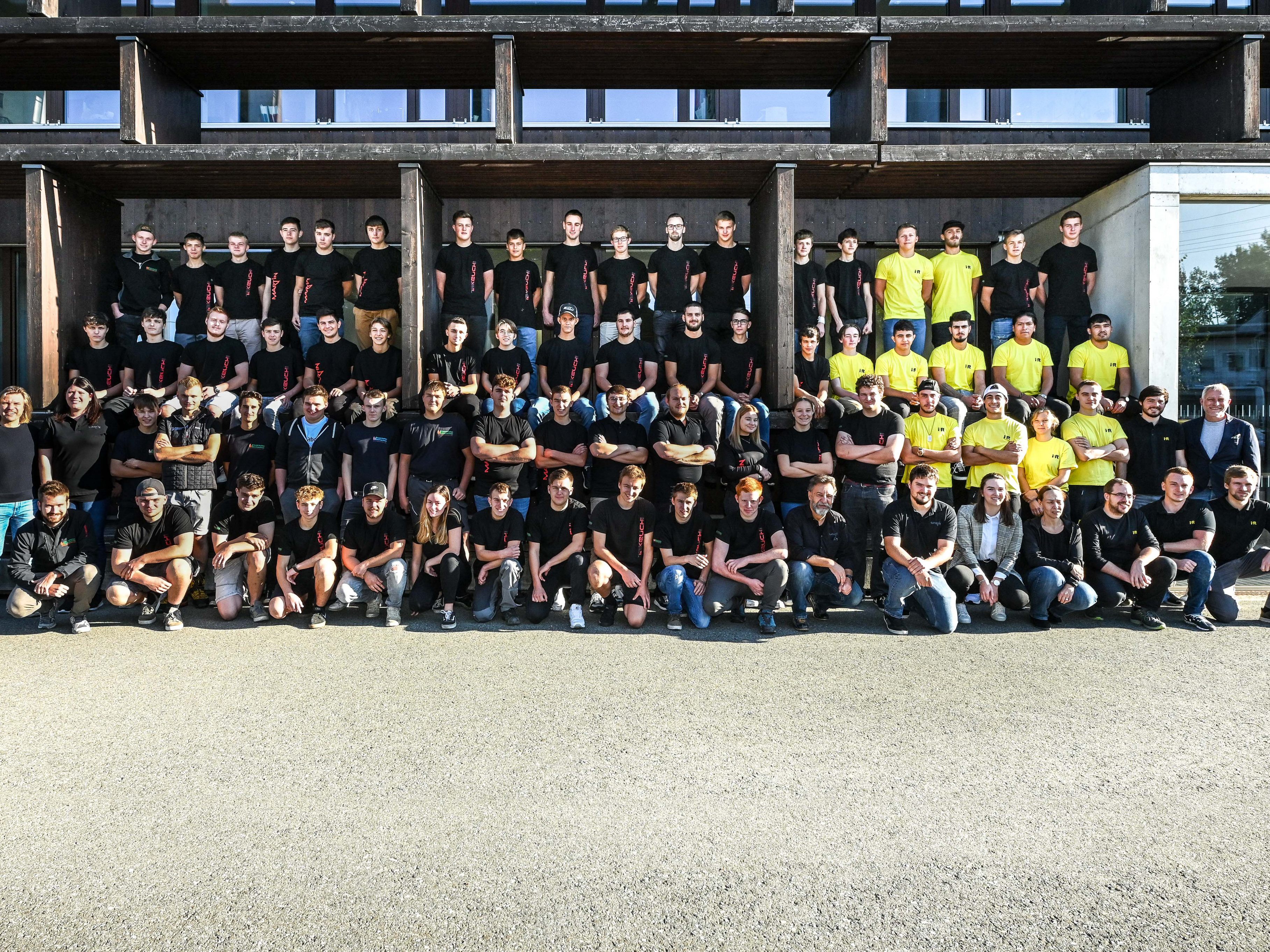 Handwerk hat Zukunft: Knapp 100 Lehrlinge bilden die Unternehmen der i+R Gruppe aus. Mit auf dem Bild auch die 41 neuen, die diese Woche in ihre berufliche Zukunft gestartet sind sowie die Eigentümer Reinhard Schertler und Joachim Alge. Handwerk hat Zukunft: Knapp 100 Lehrlinge bilden die Unternehmen der i+R Gruppe aus. Mit auf dem Bild auch die 41 neuen, die diese Woche in ihre berufliche Zukunft gestartet sind sowie die Eigentümer Reinhard Schertler und Joachim Alge.