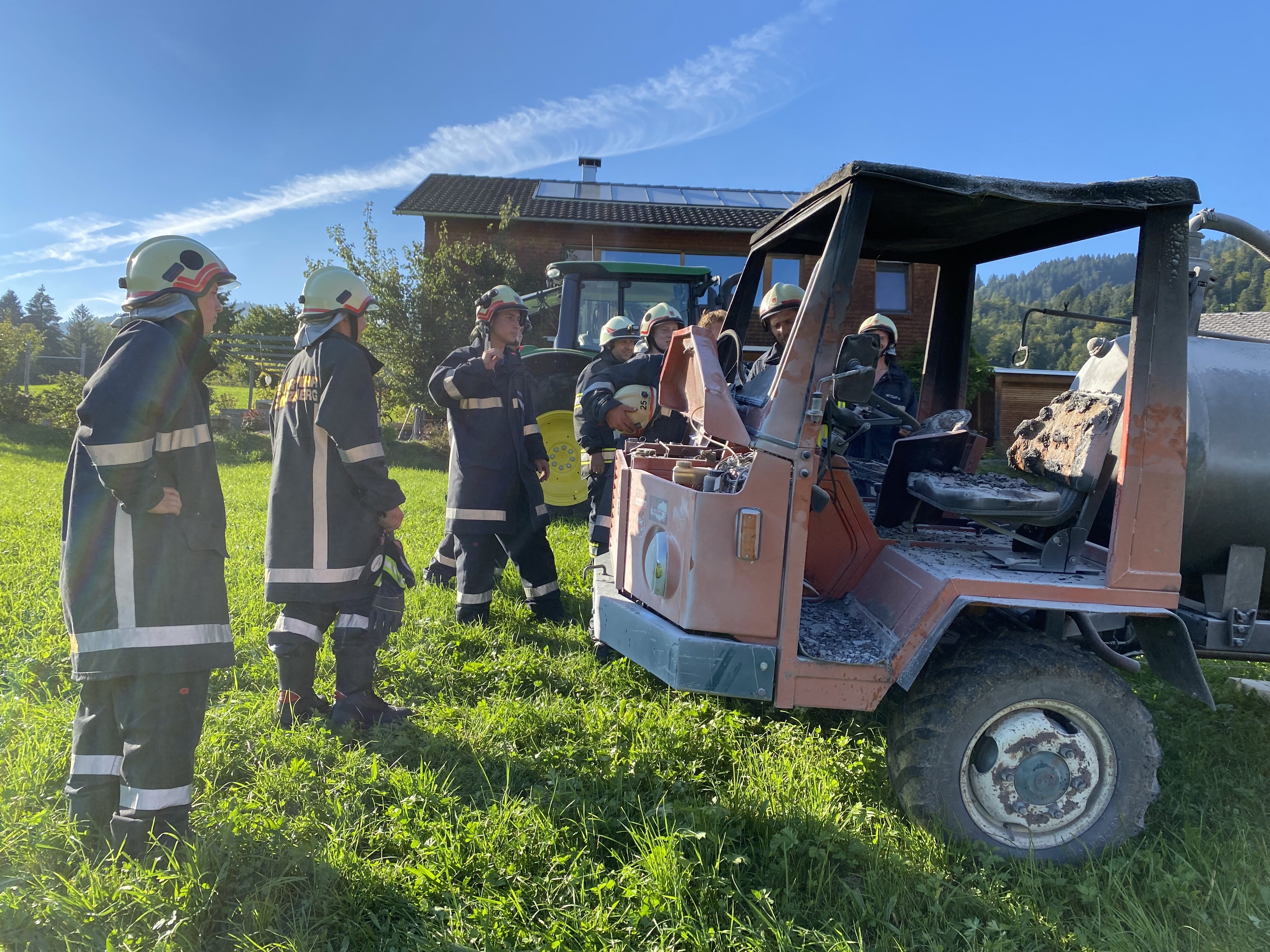 Alle umliegenden Feuerwehren wurden alarmiert.