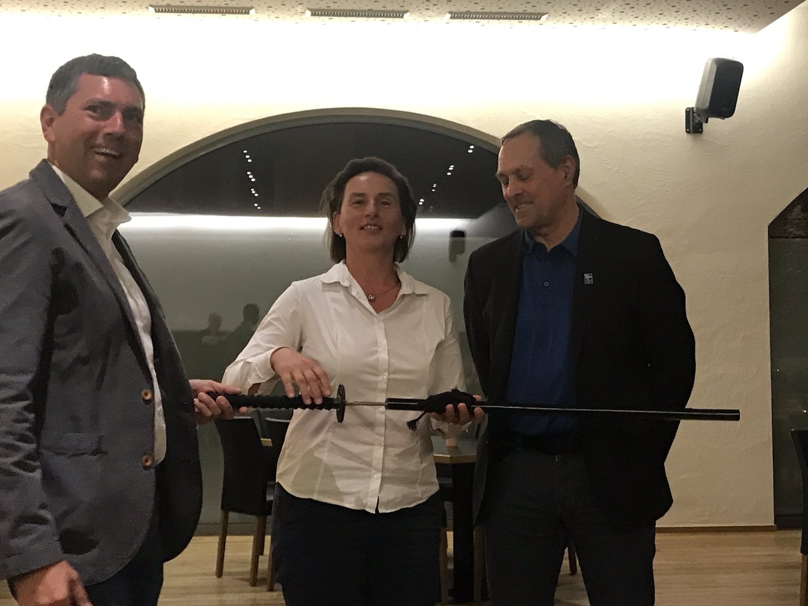 Stadtrat und Obfrau überreichen dem neuen Ehrenmitglied das Geschenk Stadtrat und Obfrau überreichen dem neuen Ehrenmitglied das Geschenk