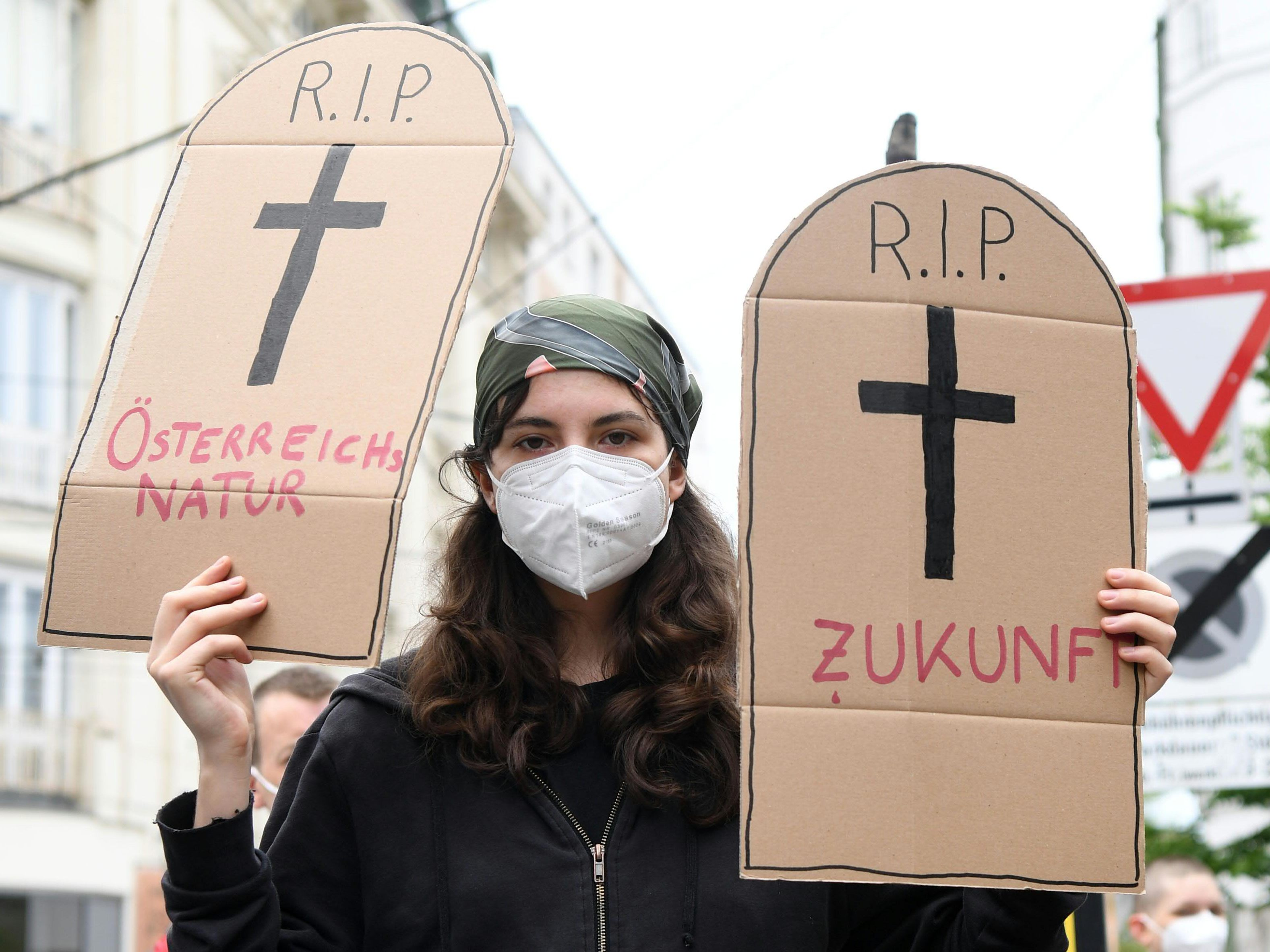 Wesentliche Teile der Politik machen Stimmung gegen unpopuläre Maßnahmen, und die Grünen lassen sich verschaukeln. Wesentliche Teile der Politik machen Stimmung gegen unpopuläre Maßnahmen, und die Grünen lassen sich verschaukeln.