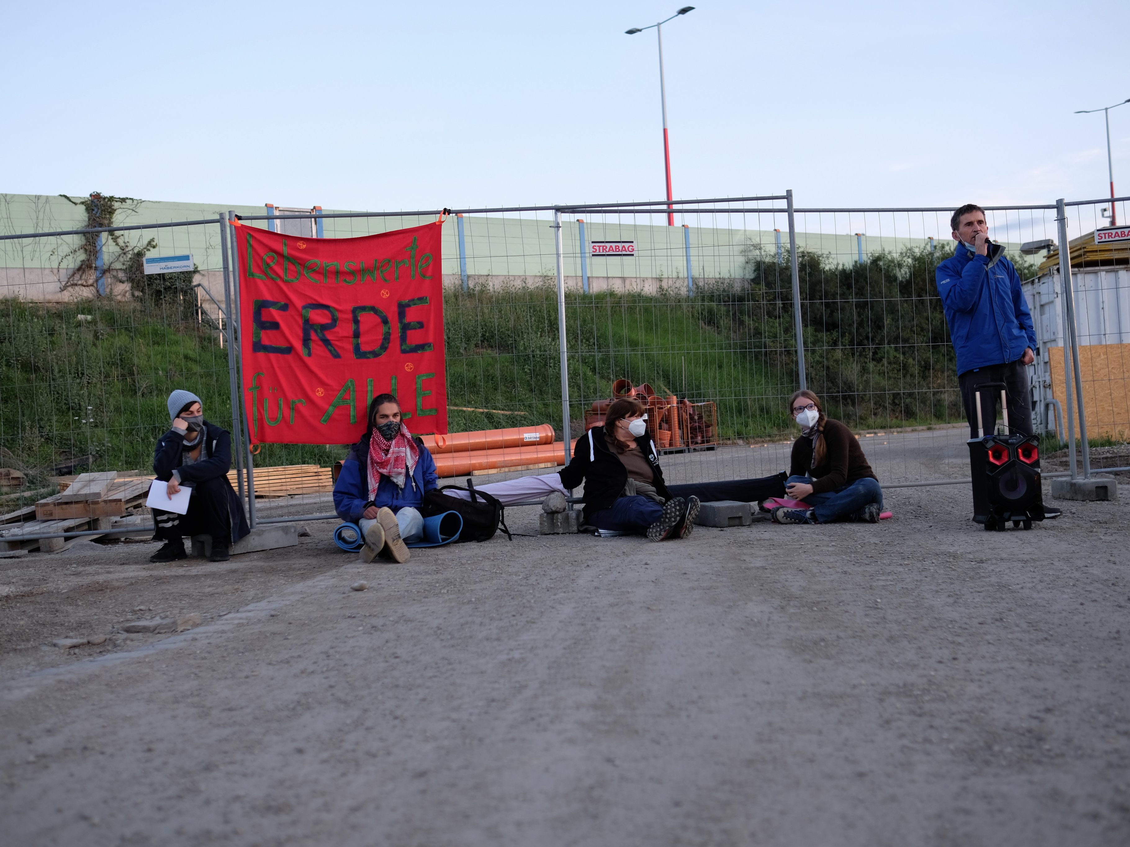Gegen die Errichtung der Stadtstraße wird protestiert.