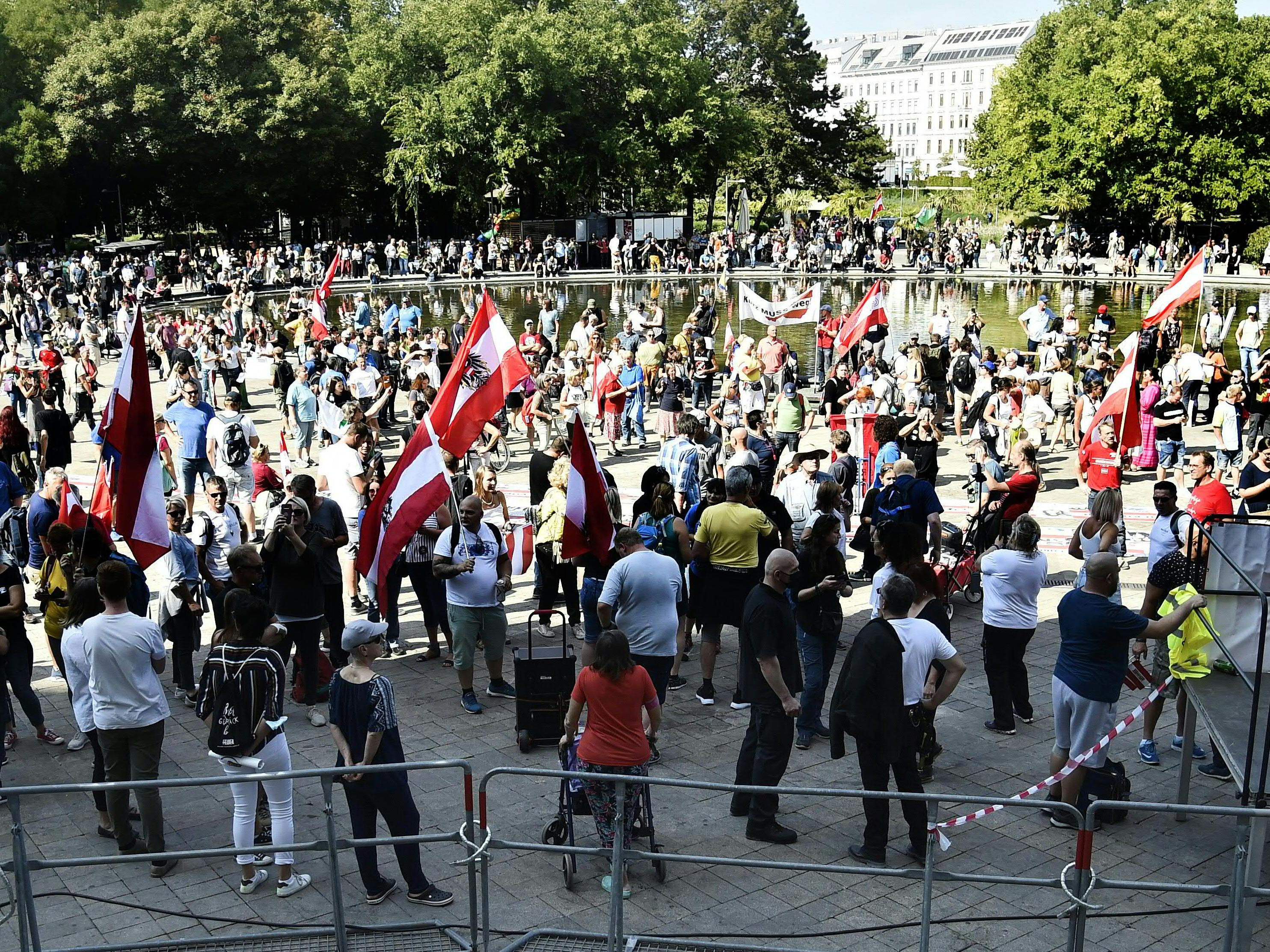 Ein Demozug versammelte sich vor der Karlskirche. Ein Demozug versammelte sich vor der Karlskirche.