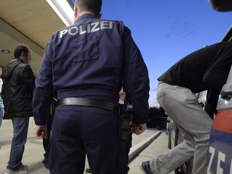 In Favoriten griff die Polizei 49 vermutlich geschleppte Personen auf In Favoriten griff die Polizei 49 vermutlich geschleppte Personen auf