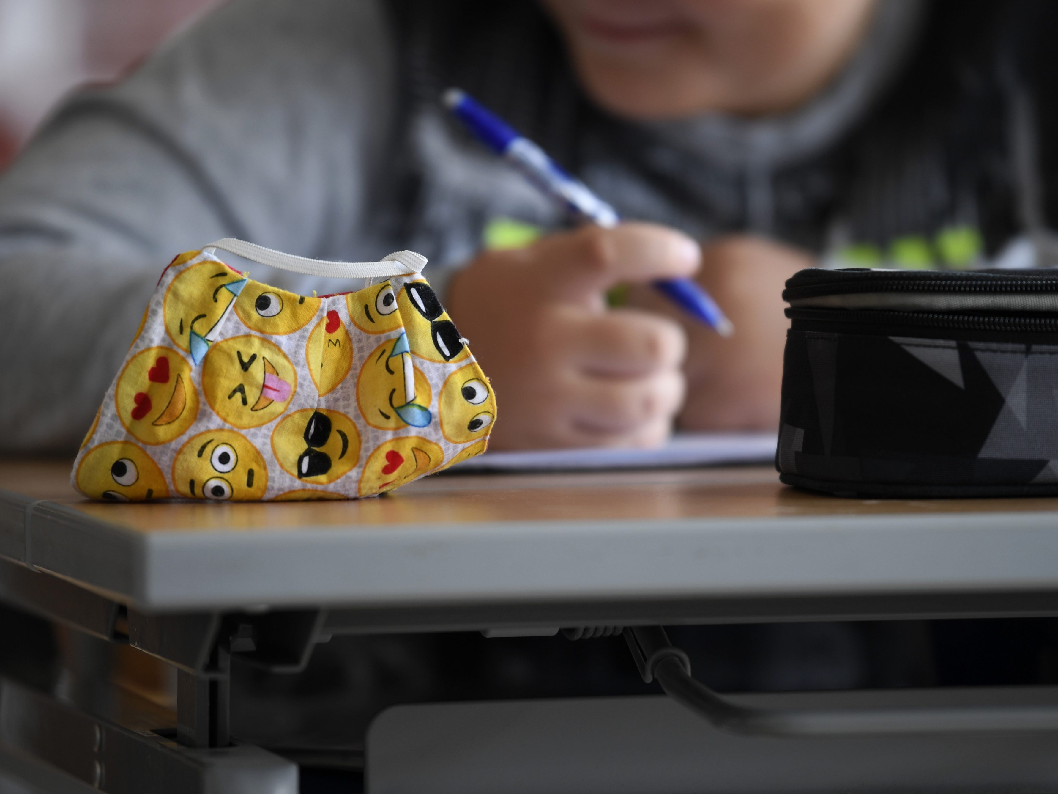 Kaum hat die Schule begonnen, werden die Quarantäneregeln gelockert. Kaum hat die Schule begonnen, werden die Quarantäneregeln gelockert.