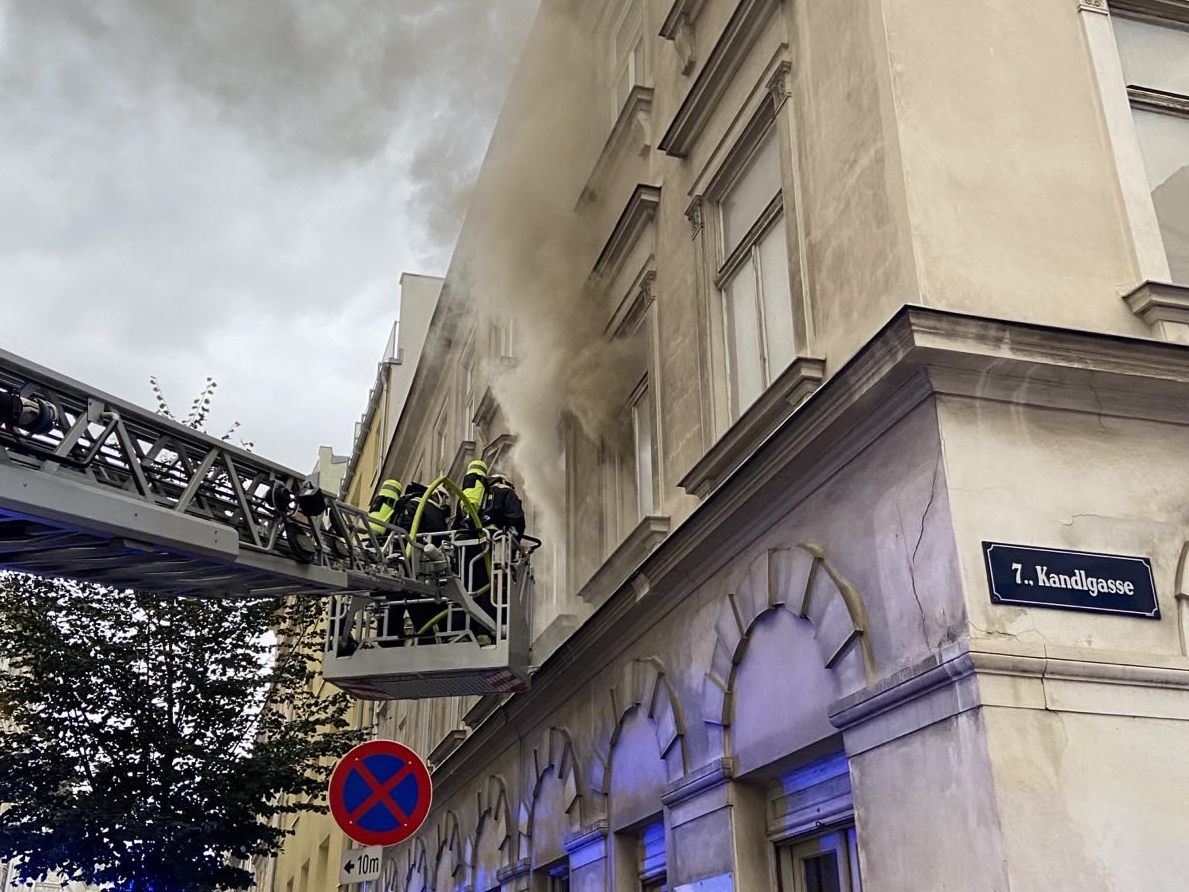 Bei dem Zimmerbrand kontne eine Person nur noch tot geborgen werden.