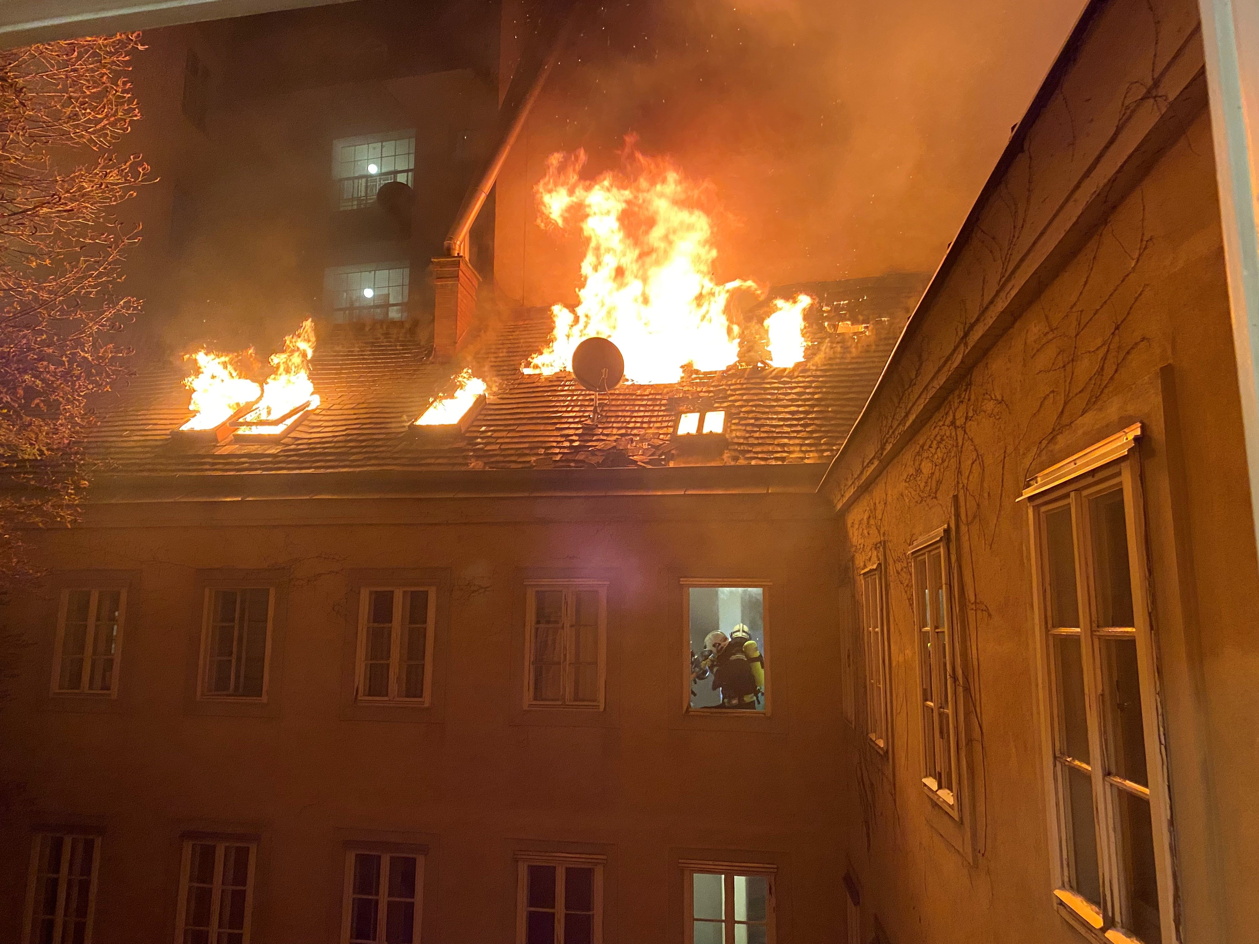 Mit drei Löschleitungen wurde der Dachbrand unter Kontrolle gebracht und gelöscht.