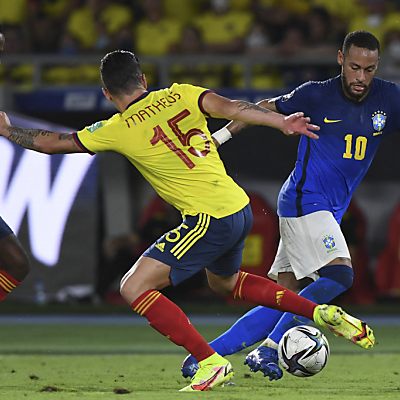 Neymar (Nr. 10) blieb in Kolumbien unauffällig