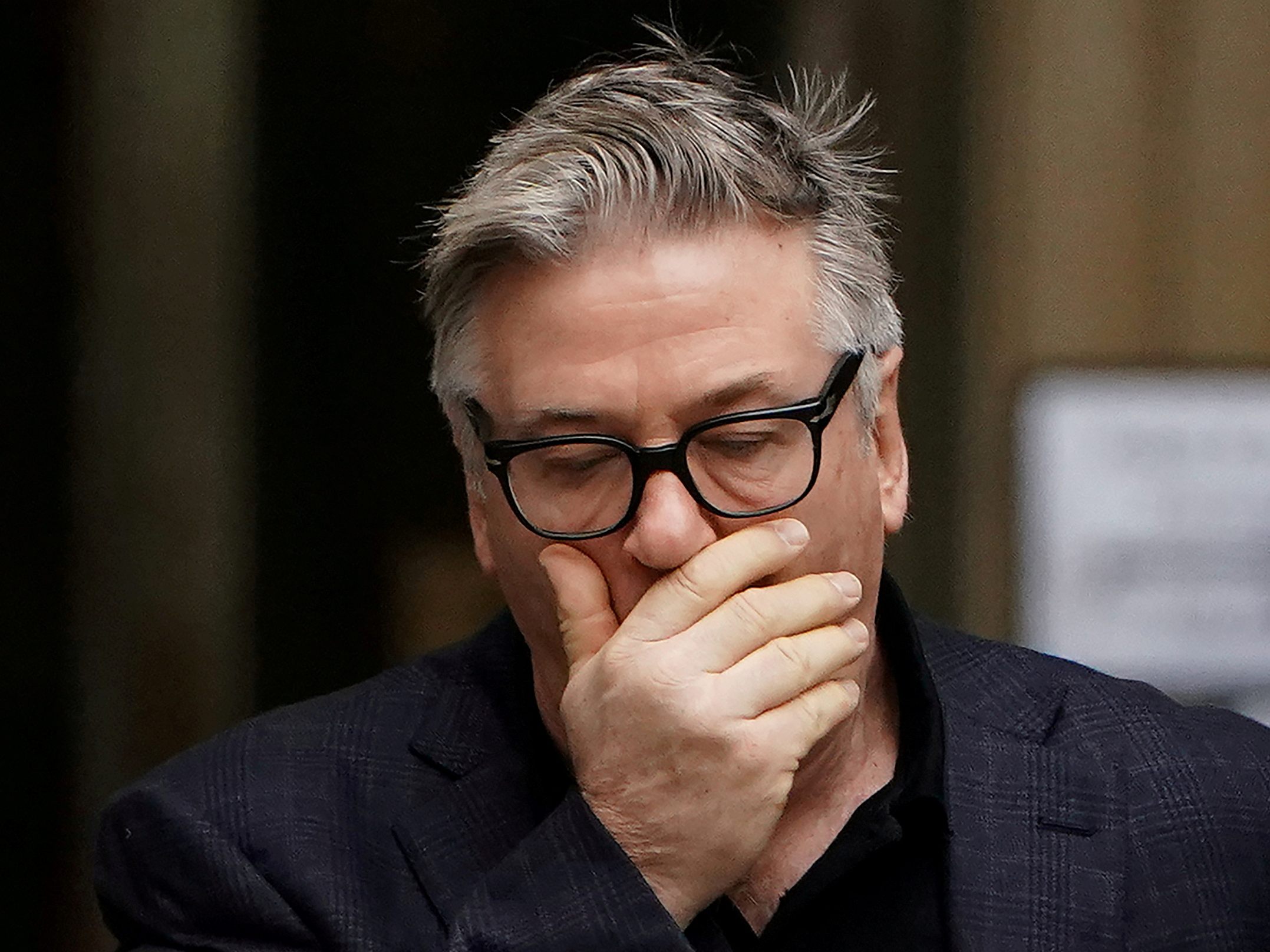 US-Schauspieler Alec Baldwin soll am Donnerstag mit einer Requisitenwaffe beim Filmdreh von "Rust" zwei Menschen verletzt haben. US-Schauspieler Alec Baldwin soll am Donnerstag mit einer Requisitenwaffe beim Filmdreh von "Rust" zwei Menschen verletzt haben.