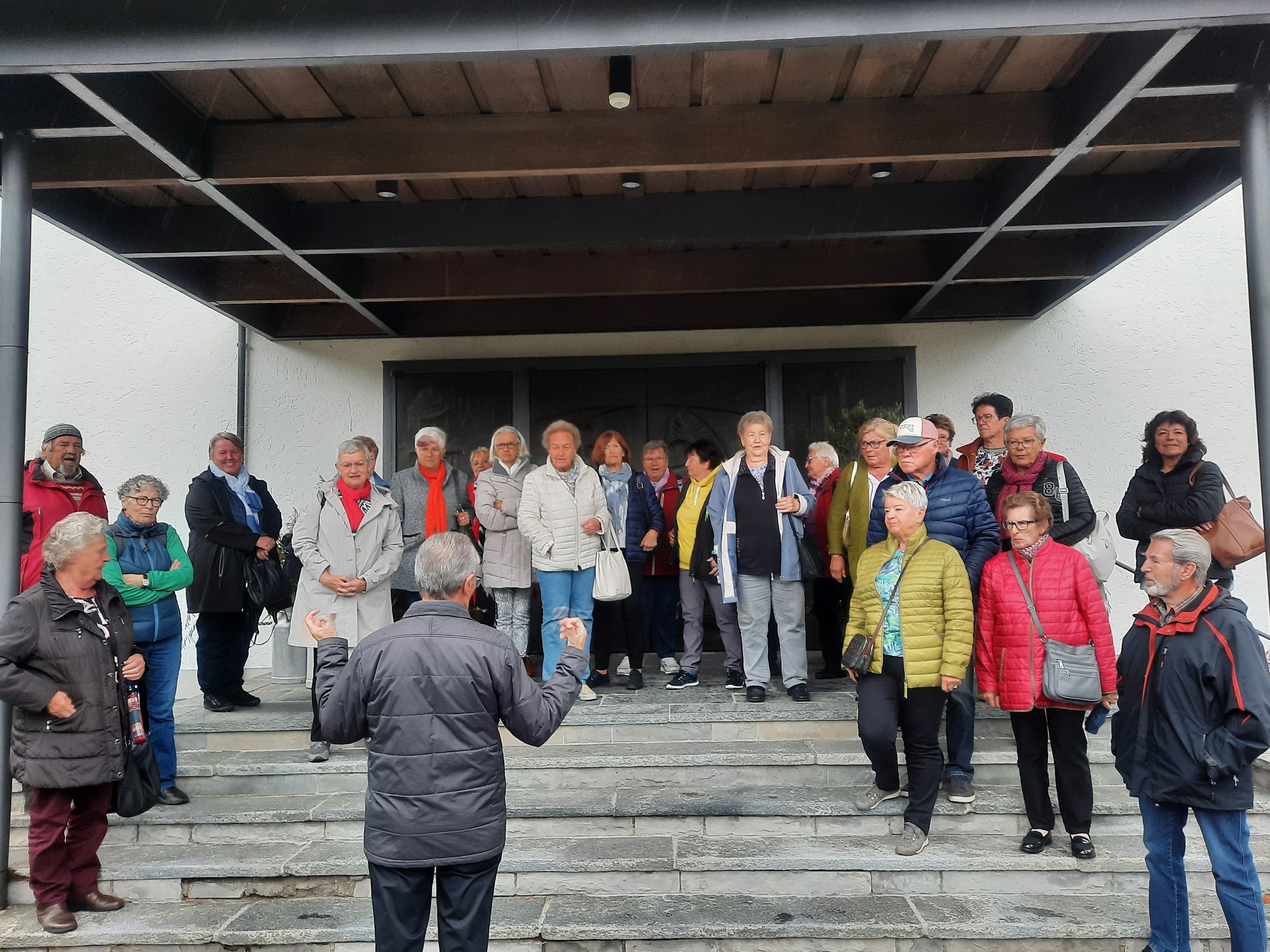 Vor der Lingenauer Kirchentür Vor der Lingenauer Kirchentür