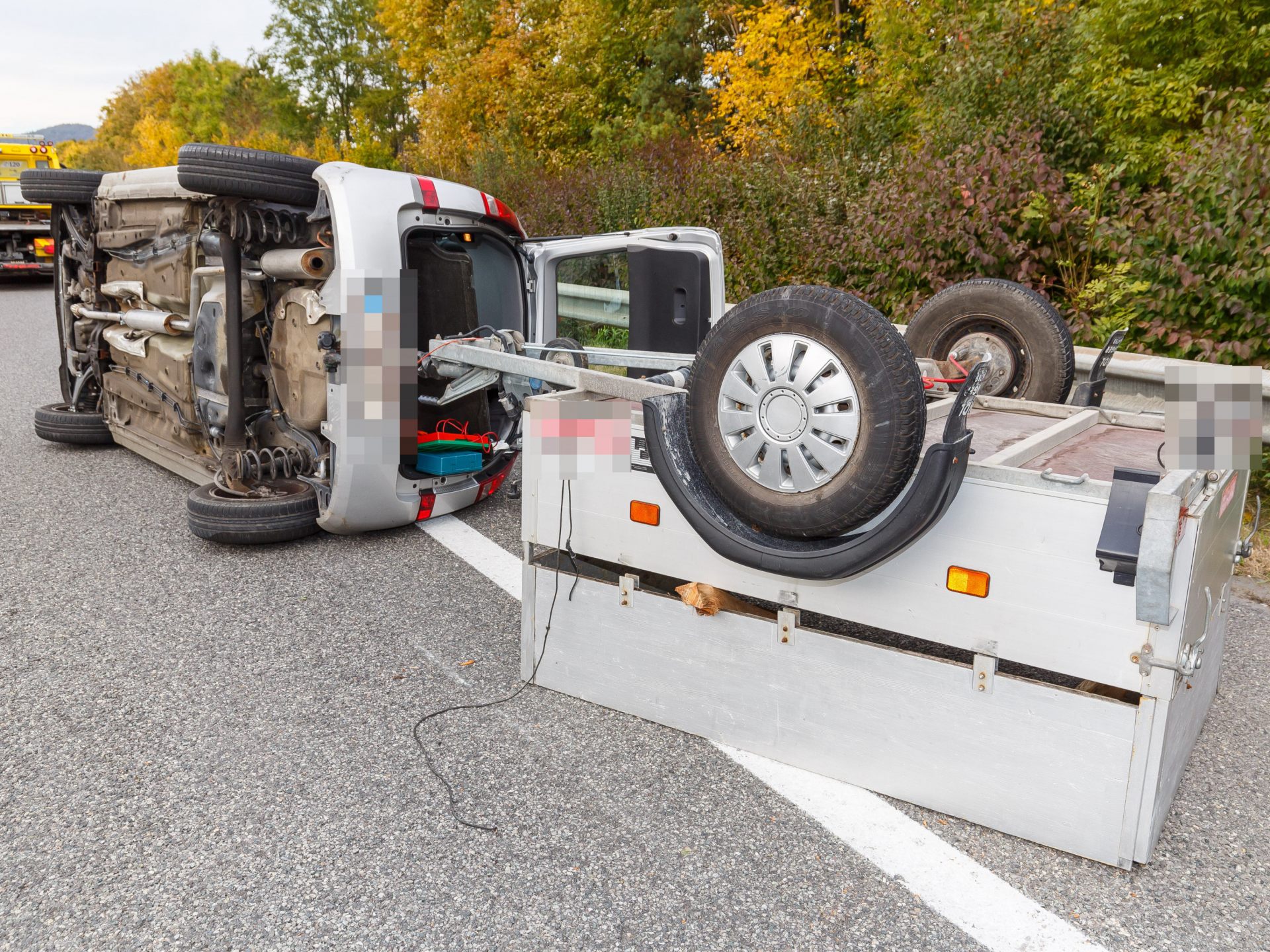Unfall auf A14: Pkw mit Anhänger überschlagen - Sulz | VOL.AT