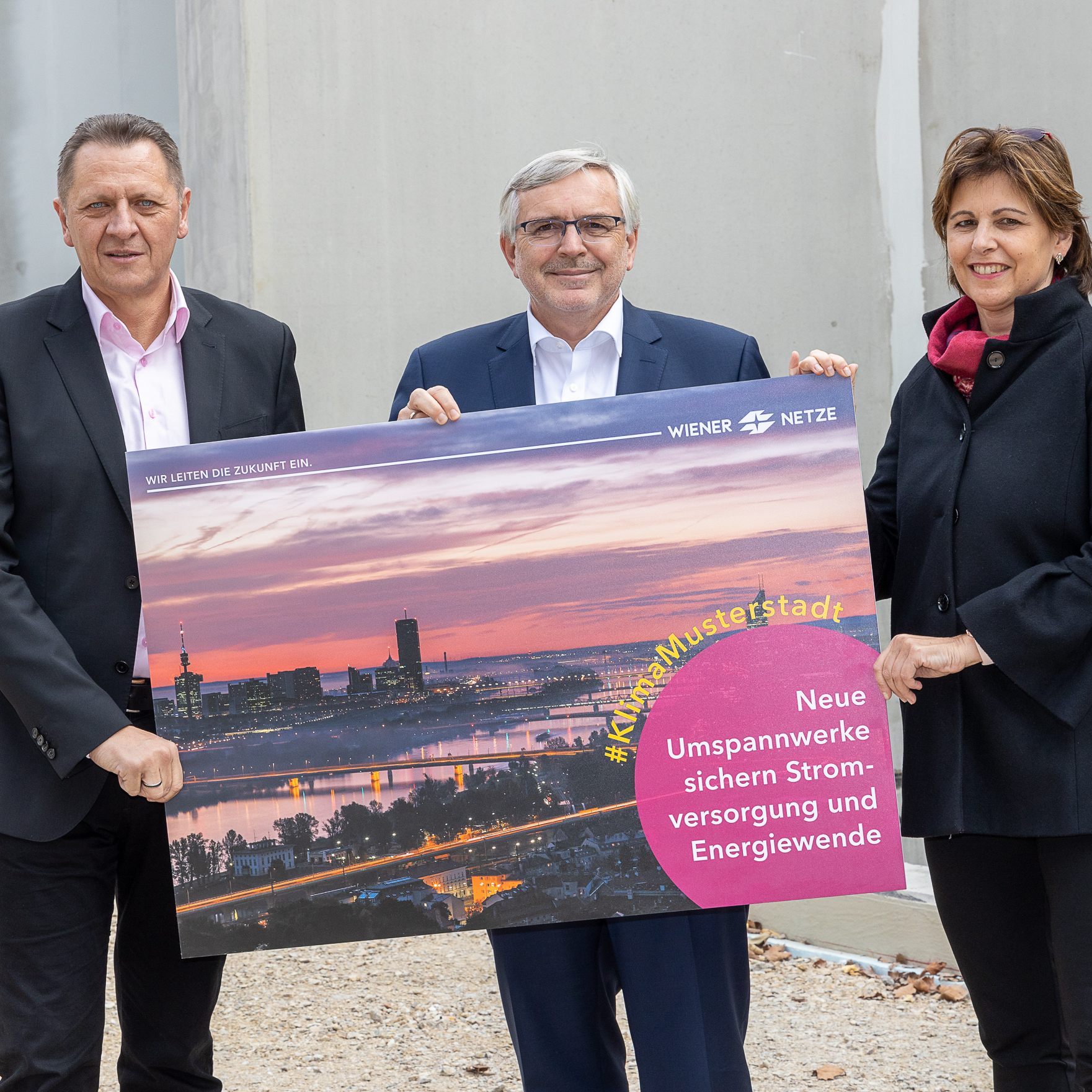 Bezirksvorsteher Thomas Steinhart (SPÖ), Wiener Netze Geschäftsführer Gerhard Fida und Financial Direktor Siemens Energy Michaela Länger bei der Dachgleichenfeier der neuen Anlage der Umspannwerke Simmering.