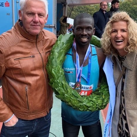 Elmar Rohrer gratuliert dem neuen Laufkönig vom Dreiländereck.