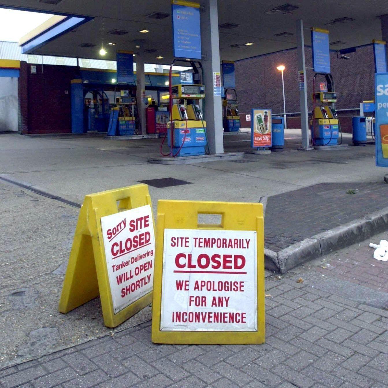 100.000 LKW-Fahrer fehlen Großbritannien seit dem Brexit um unter anderem Benzin auszuliefern. An einigen Tanksellen im Land gab es daher Engpässe, Panik und Hamsterkäufe.