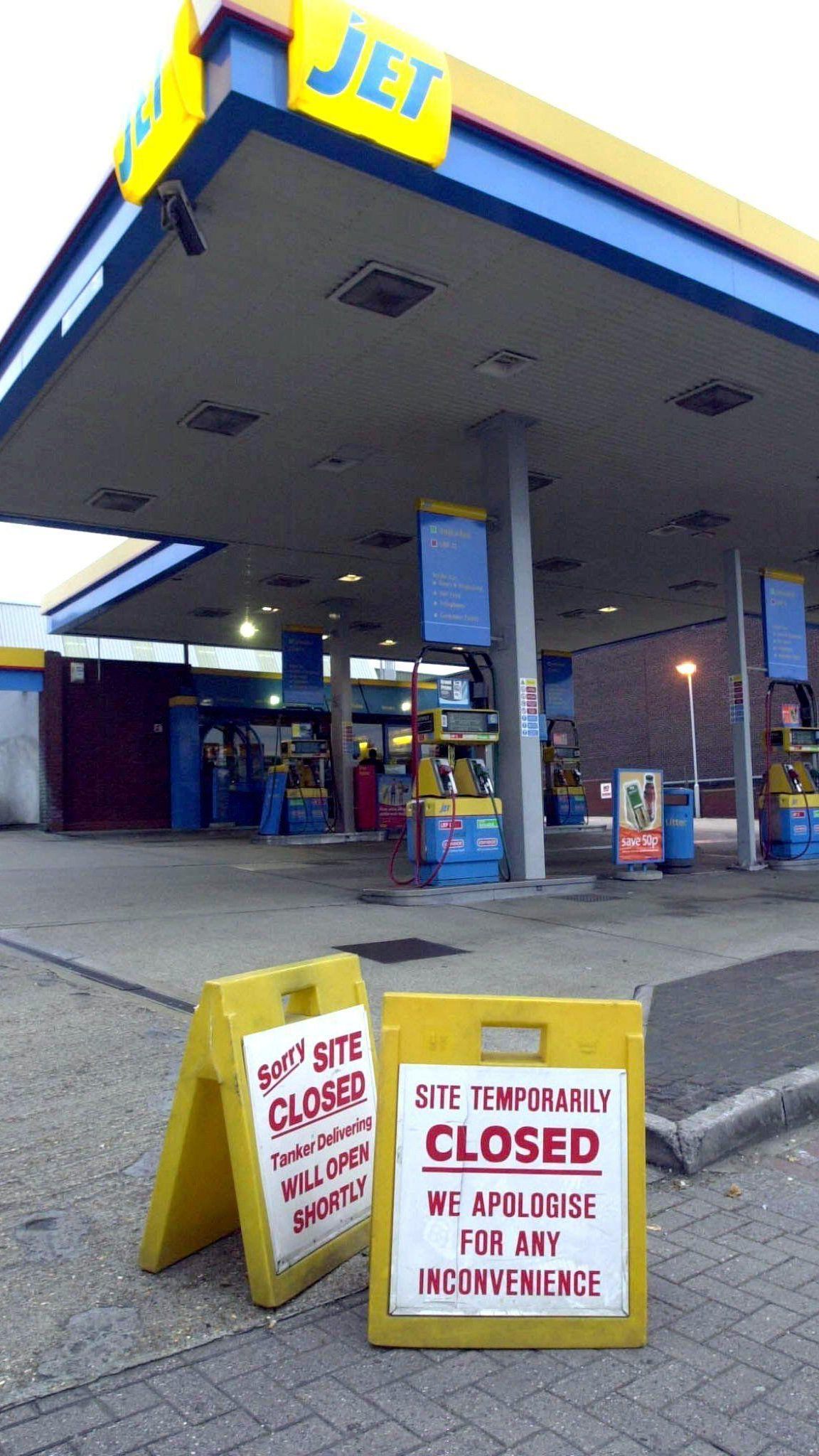 100.000 LKW-Fahrer fehlen Großbritannien seit dem Brexit um unter anderem Benzin auszuliefern. An einigen Tanksellen im Land gab es daher Engpässe, Panik und Hamsterkäufe.