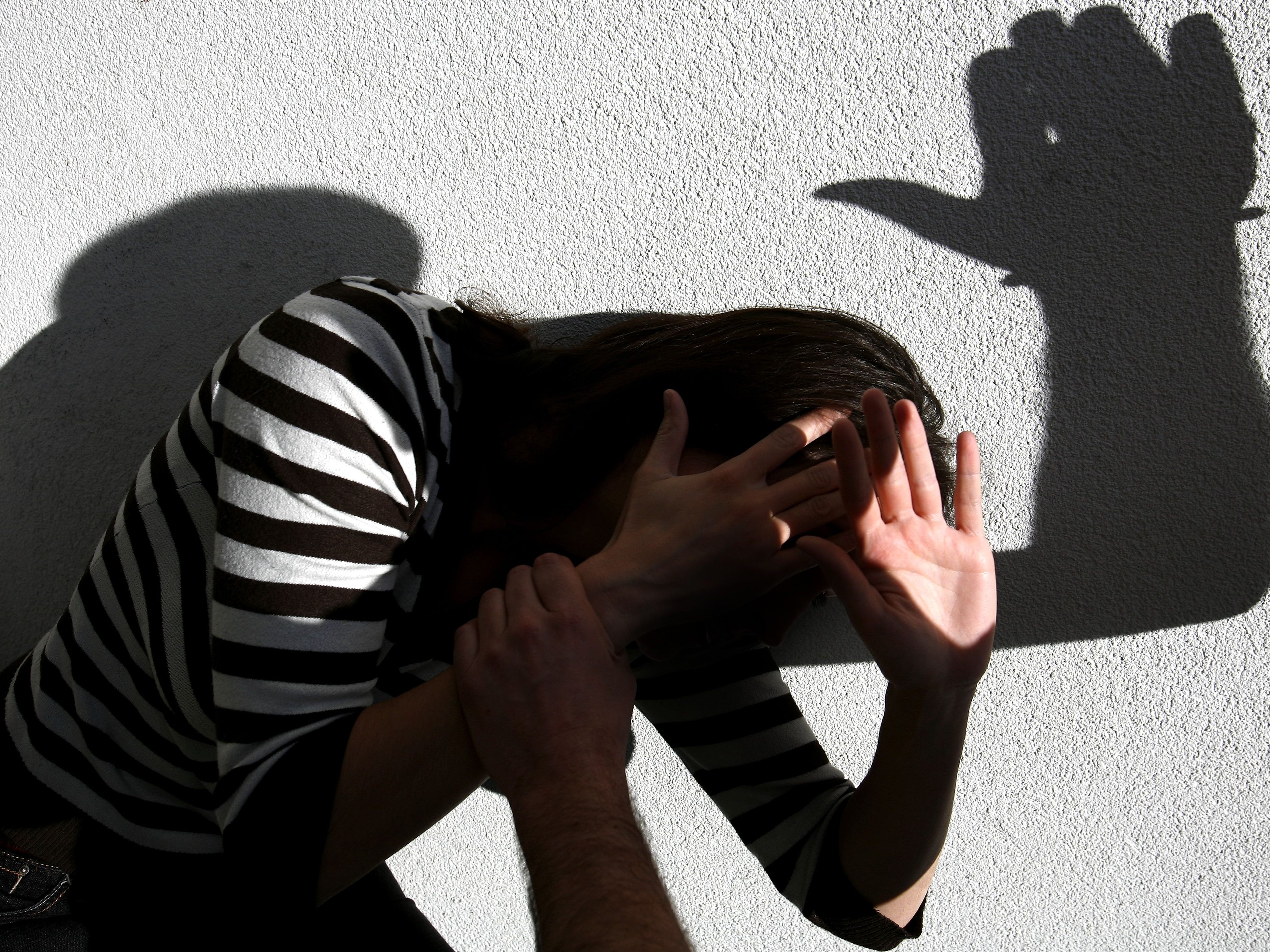 Am Donnerstagnachmittag attackierte und verletzte ein Betrunkener in Wien-Favoriten seine Partnerin. Am Donnerstagnachmittag attackierte und verletzte ein Betrunkener in Wien-Favoriten seine Partnerin.