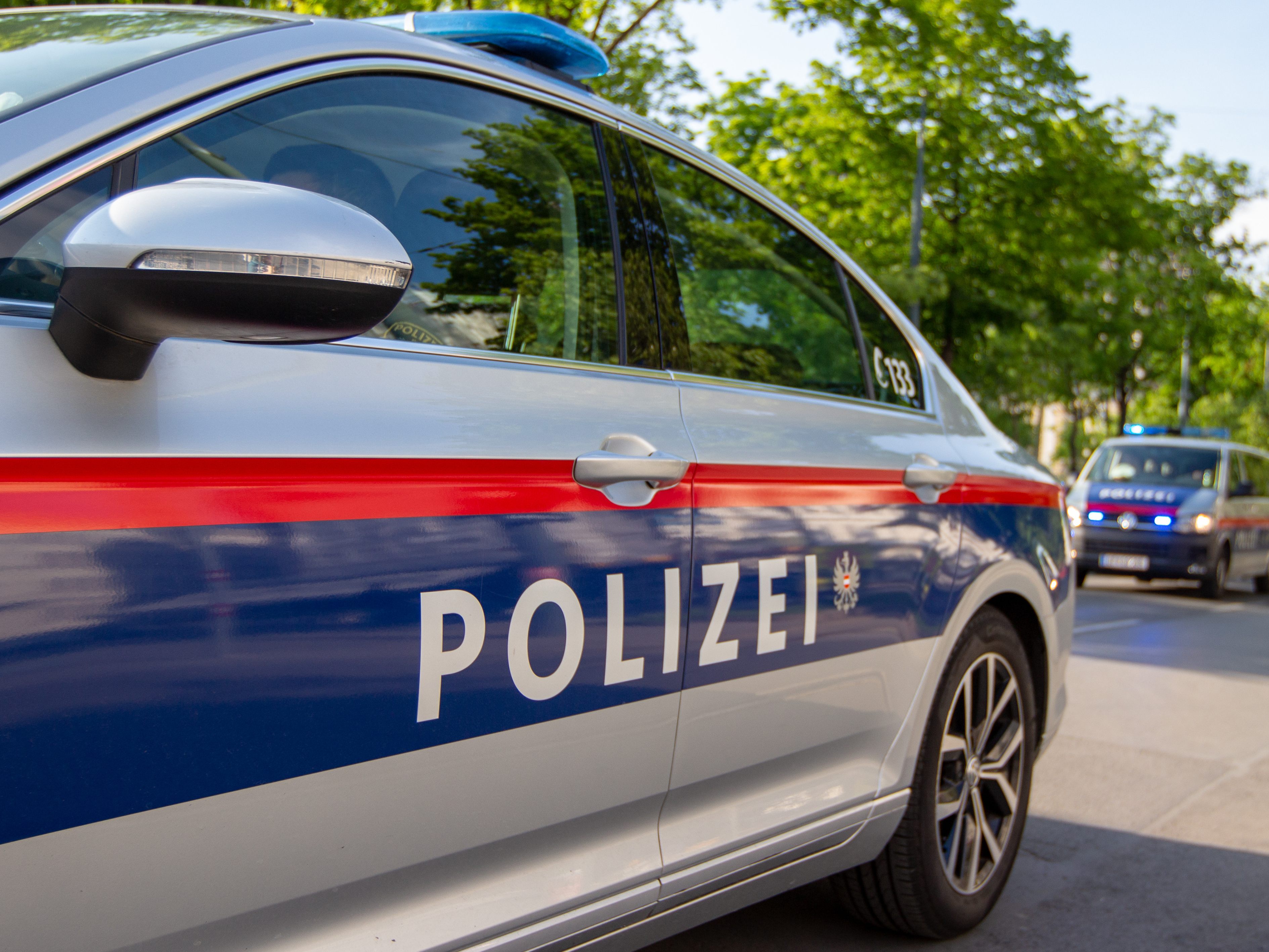 Die Fahndung nach einem Polizeibeamten wurde an verschiedenen Tagen durchgeführt.